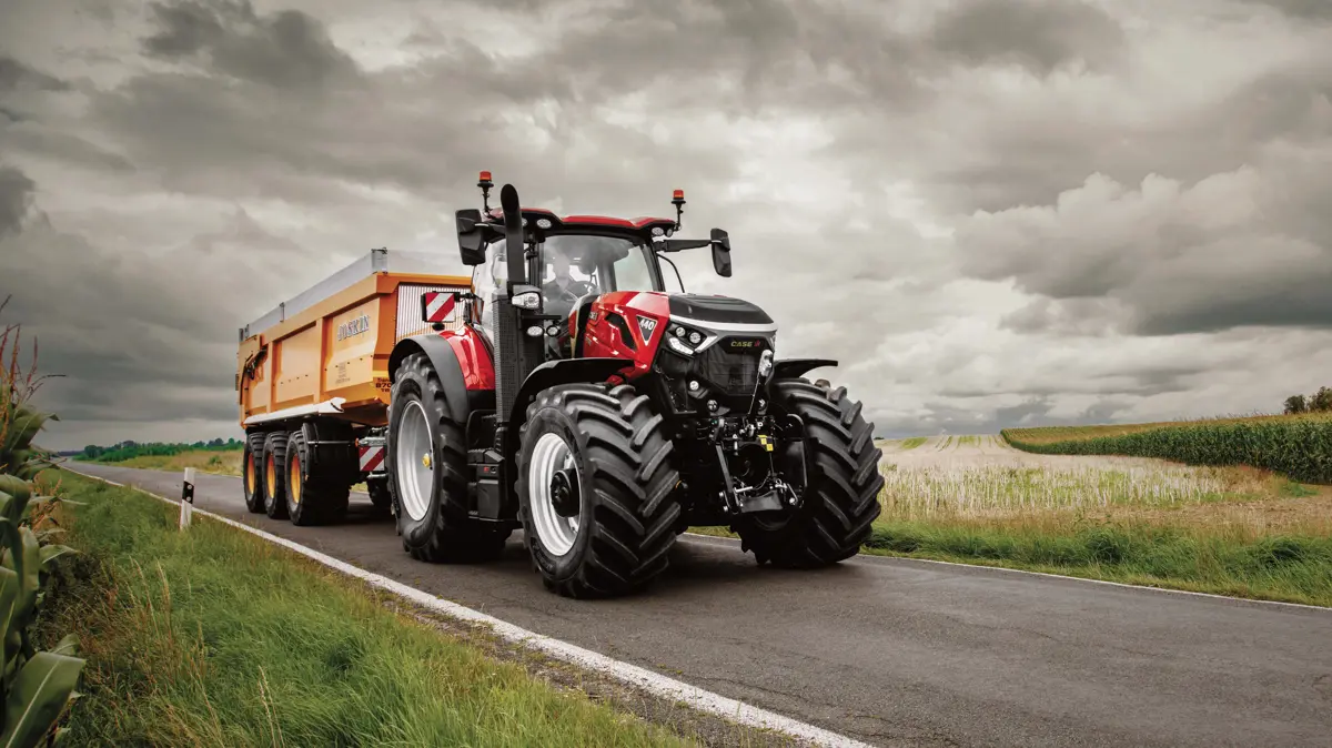 Case IH Optum 440 under transport. AVS-affjedringen regulerer dæmpningen efter vibrationer og hastighed. Systemet fås til Optum 360, 390 og 440 og tager også højde for ændrede køreegenskaber ved lavere dæktryk.