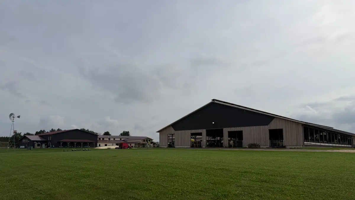Med en beliggenhed lige ud til Highway 29 i det nordlige Wisconsin er placeringen optimal for mejeriet og gårdbutikken. 