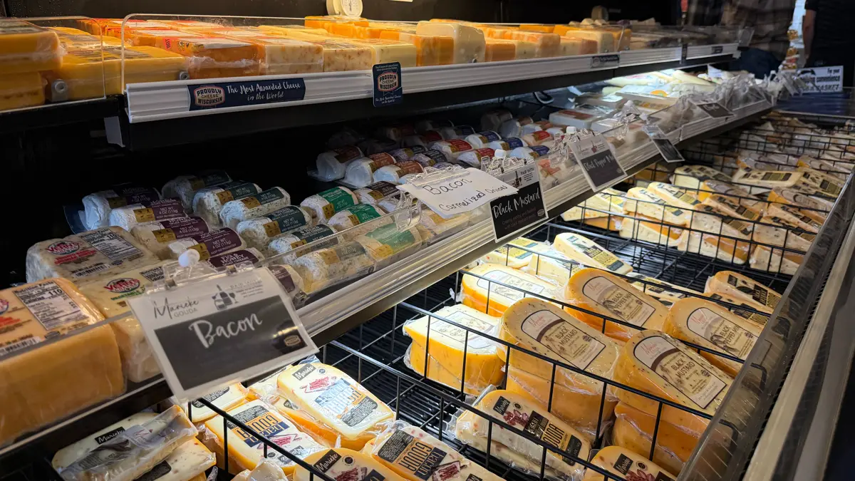 Udvalget i gårdbutikken er selvfølgelig præget af Mariekes egne oste, men der er også mange andre specielt udvalgte varer. 