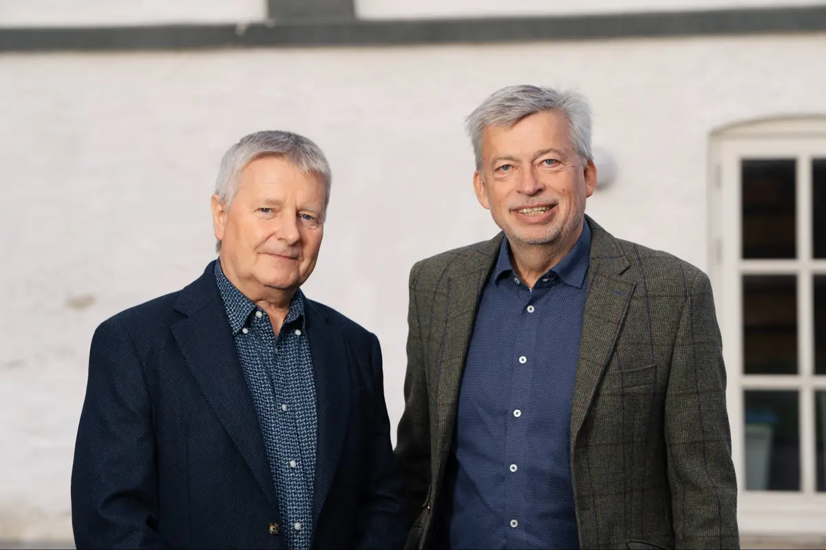Fra venstre: Erik Dahl, indehaver af Foderteknik og adm. direktør i VikingDanmark, Hans Peter Bay. Foto: VikingDanmark
