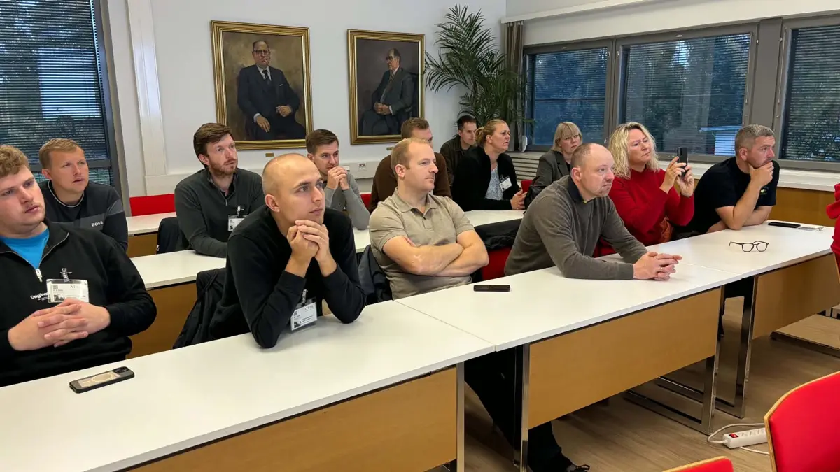 Britta Svenningsen har været i Finland med 14 andre griseproducenter på en studietur arrangeret af SvineRådgivningen. Samtalerne mellem deltagerne giver både inspiration og et netværk at trække på. Foto: Michael Frederiksen

