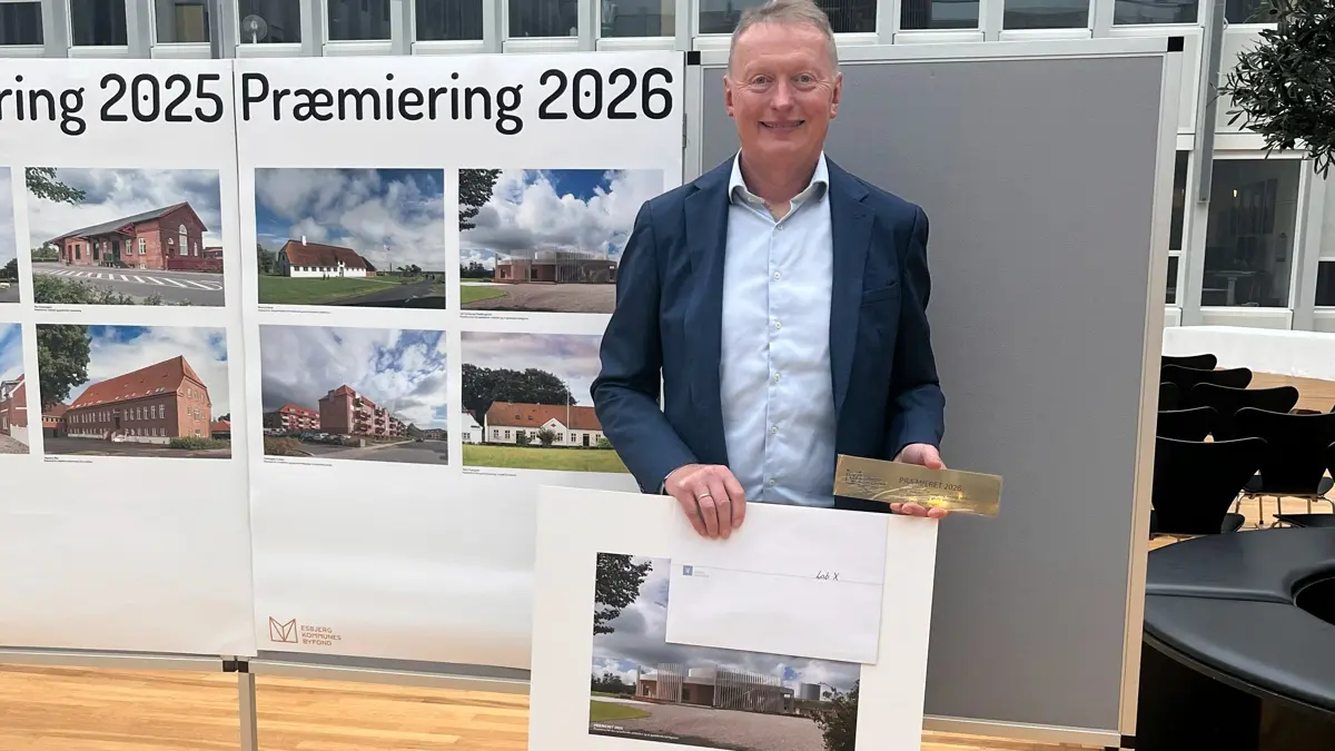 Forstander Lasse Iversen Hansen med beviset på, at LAB X er blevet præmieret af Esbjerg Kommunes Byfond.