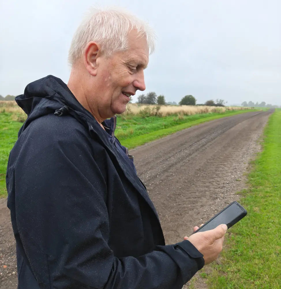 På telefonen kan Knud Jeppesen både se DR-dokumentaren »Balladen om det beskidte vand« og følge med i de mange kommentarer, han har fået fra venner og kollegaer. Foto: Henning Andersen