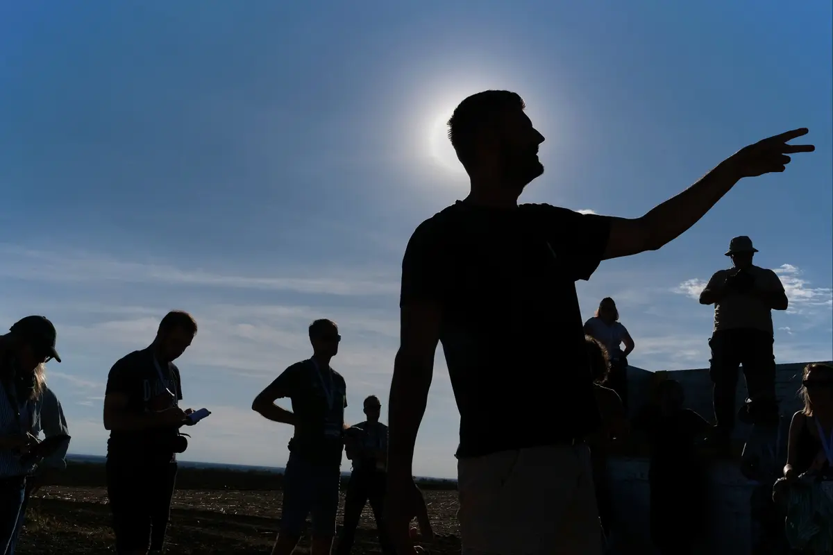 Marijan Balic forklarer de mange internationale journalister om sin families dyrkning af hvidløg – og der blev noteret flittigt.