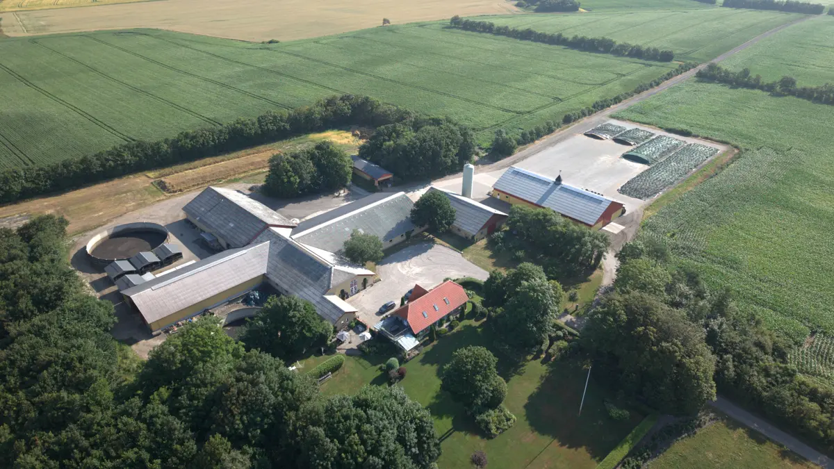 Larsbjørn Nørgaard Olsens gård i Vendsyssel er blandt de mest klimaeffektive mælkeleverandører til Arla. Det bliver nu spoleret af den nye kvælstoflov, som får udledningen af drivhusgasser til at stige. Privatfoto