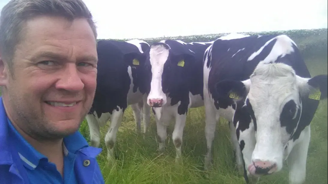 Landmand Larsbjørn Nørgaard Olsen er Arla-kredsmester for bedste mælkekvalitet og blandt de mest klimaeffektive landmænd i Danmark. Den nye kvælstoflov spænder nu ben for elitebedriften.