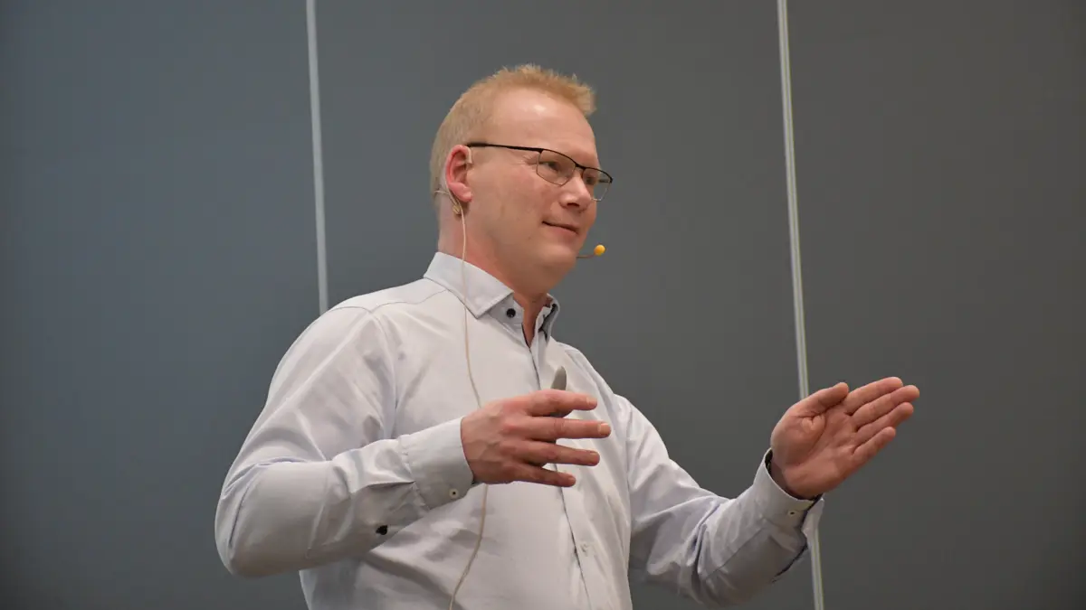 Er der ikke problemer med uønsket adfærd, anbefaler Peter Mark Nielsen fra Velas at fortsætte med det nuværende proteinniveau for at fastholde styringen af poltenes tilvækst og rygspæk.