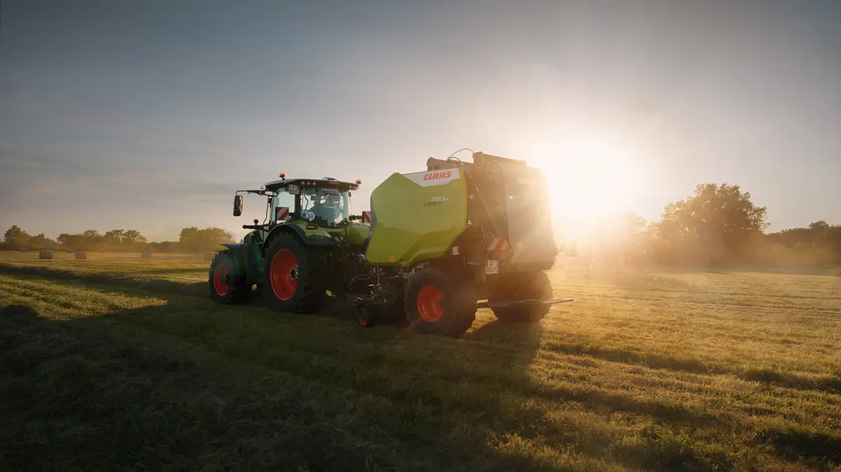 Claas Cerex 780 RC har et variabelt pressekammer med to endeløse presseremme og en Roto Cut-snitteenhed med 25 knive. Cerex-serien blev lanceret i 2025 som supplement til Variant-programmet og indgår nu i markeringen af 30 år med Claas’ egenudviklede rundballepressere med variabelt kammer. Pressefoto