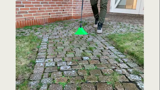 Ukrudtsbekæmpelse på befæstede arealer med pelargonsyre. Der skal sprøjtes til fuld dækning af ukrudtet. Skærmen sikrer mod afdrift. Fotos: Carsten Fabricius