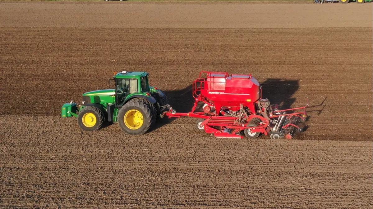 En Horsch Pronto har sået med 15 cm rækkeafstand og en afstand på 6 cm mellem kernerne. Det har gjort det muligt at reducere udsædsmængden til omkring det halve af normalt med et plantetal på 100. (Foto: WekoAgro Machinery)
 
