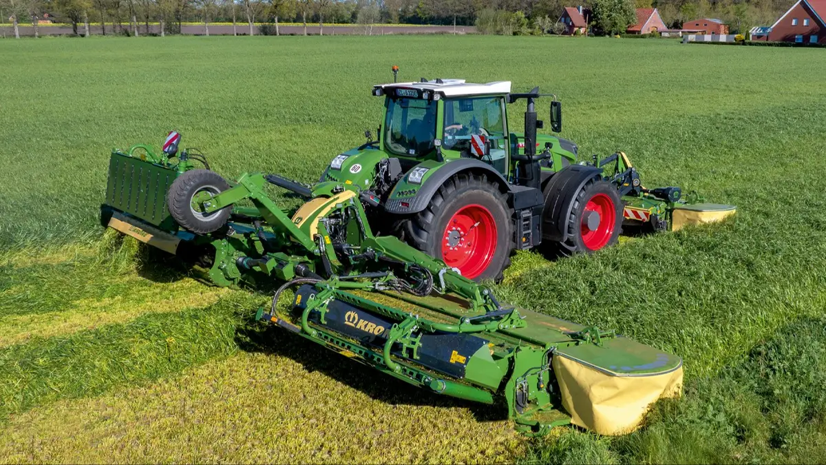 Krone EasyCut B 1250 CV Fold Collect kombinerer mere end 12 meters arbejdsbredde med crimper og skårsamling. Fold-konstruktionen gør det muligt at klappe maskinen sammen til en transporthøjde under fire meter. Brøns Group modtager tre stjerner for løsningen.