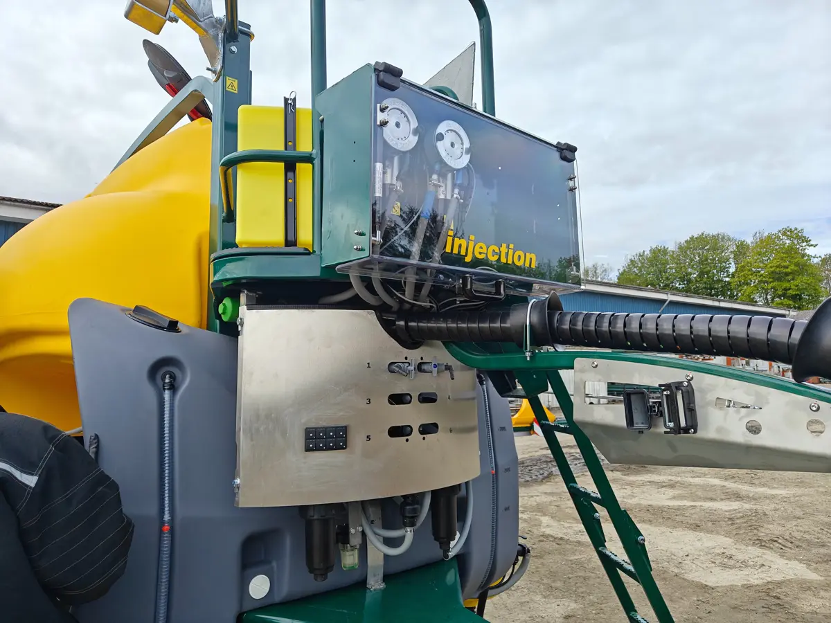 Danfoil-sprøjterne er udstyret med fire pumper, som kan dosere midlerne individuelt. Injektionssystemet håndteres fra Danfoil-terminalen eller via Isobus. Foto: Danfoil