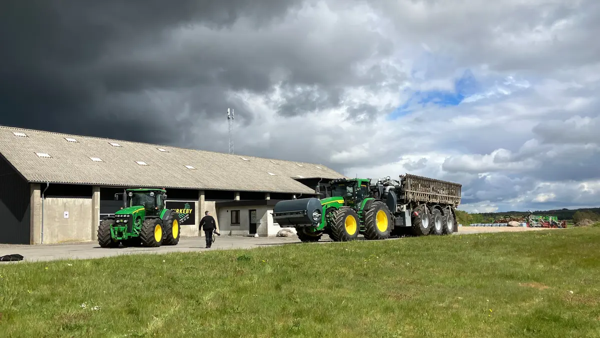 Kirkeby Maskinstation er grundlagt i 2012 og beskæftiger cirka ti medarbejdere. Der er både ældre og nyere John Deere-modeller i maskinparken. 