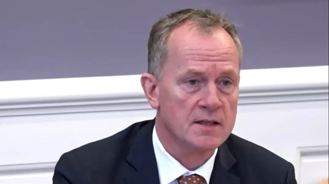 Kim Edberg Andersen (DD) ser ikke noget stort problem i, at Stiig Markager både er rådgiver for myndighederne og Danmarks Naturfredningsforening. Skærmdump fra ft.dk