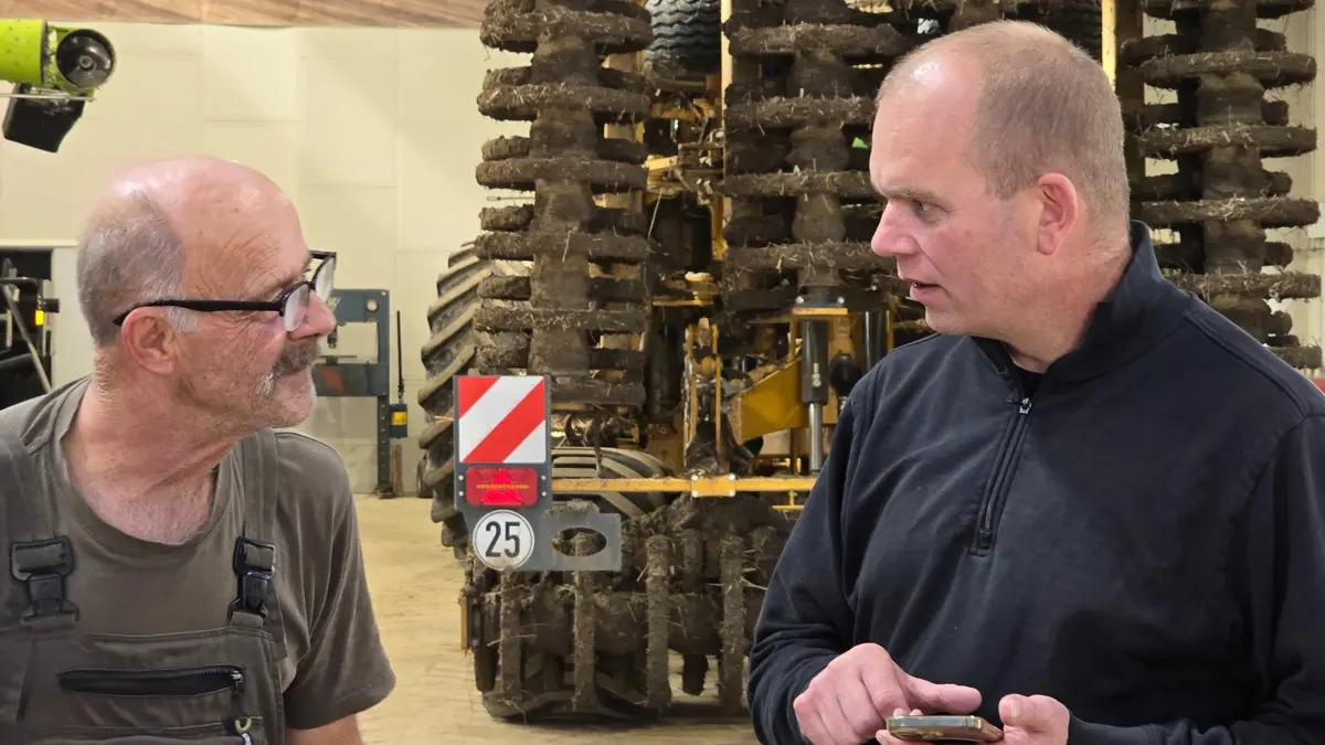 Driftschef Kim Lauersen (th) drøfter en arbejdsopgave i marken med sin medarbejder, Hans Palka.