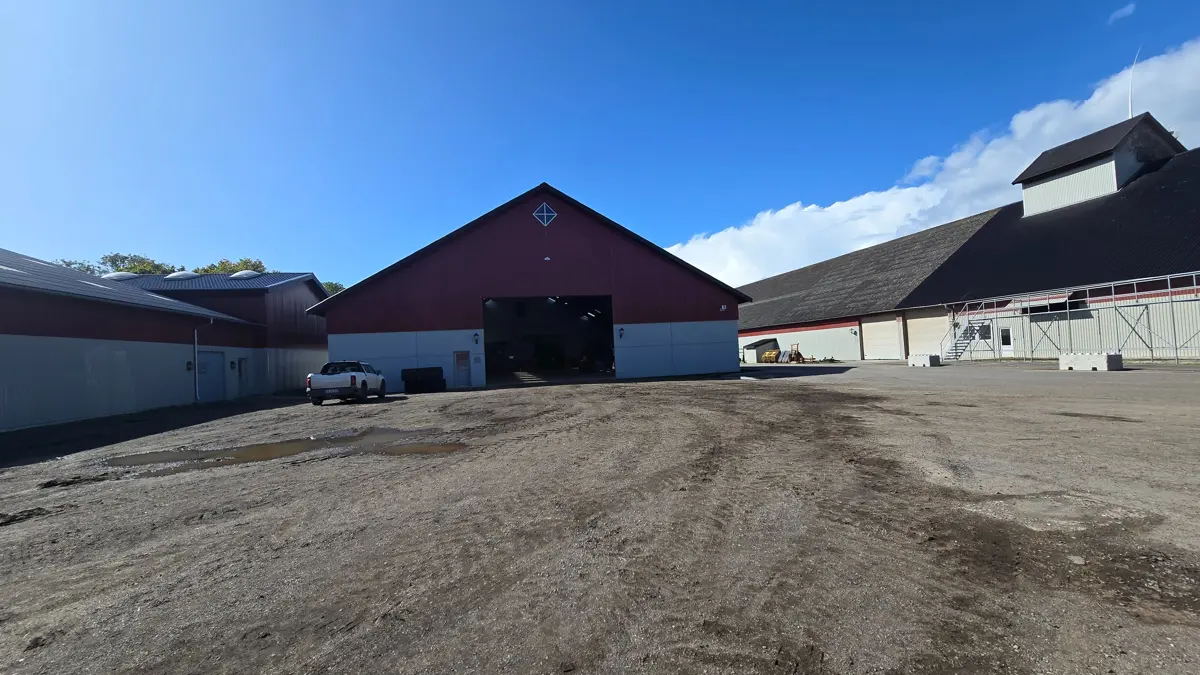 Avlsbygningerne med maskinhallen i midten på Stensgaard.
