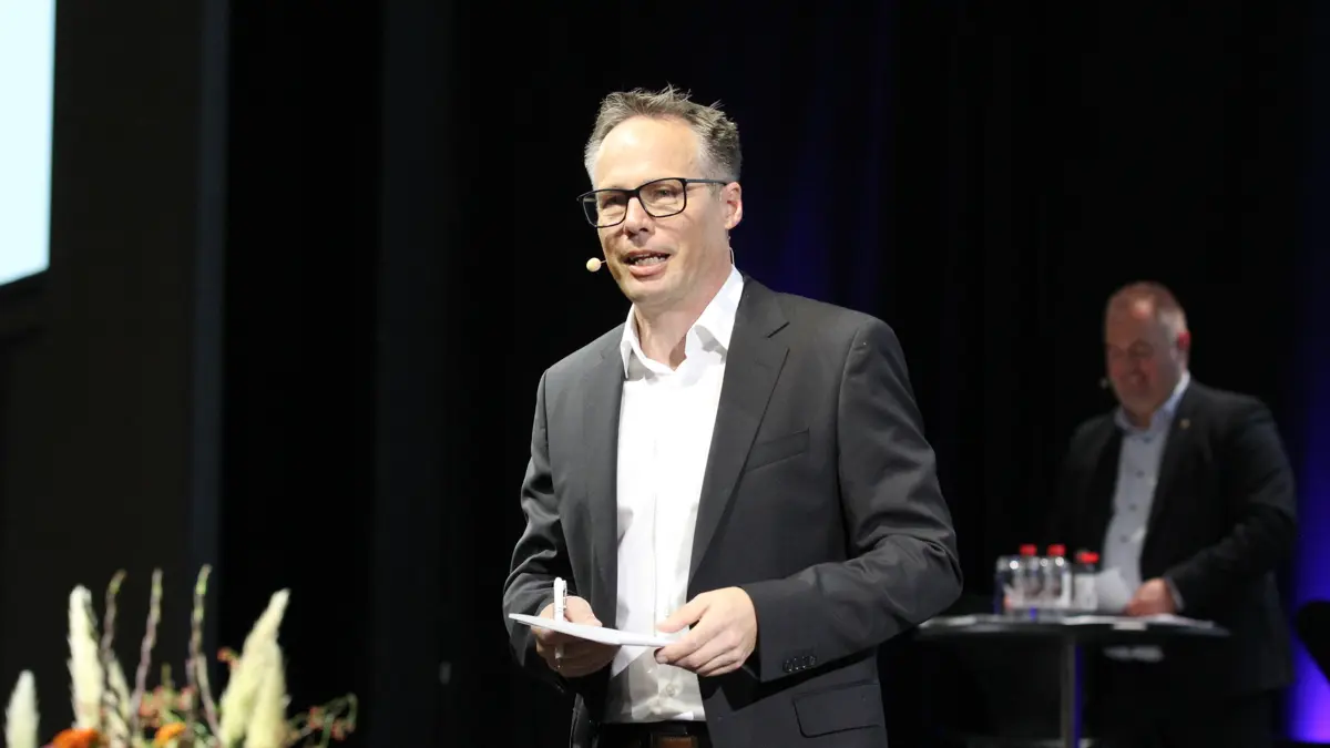 Tallet 25.000 døde grise om dagen er et estimat beregnet ud fra landsgennemsnittet, forklarede sektordirektør Christian Fink Hansen. Han mener, at fokus bør være på andelen af grise, der dør, og den enkelte gris' mulighed for at overleve.