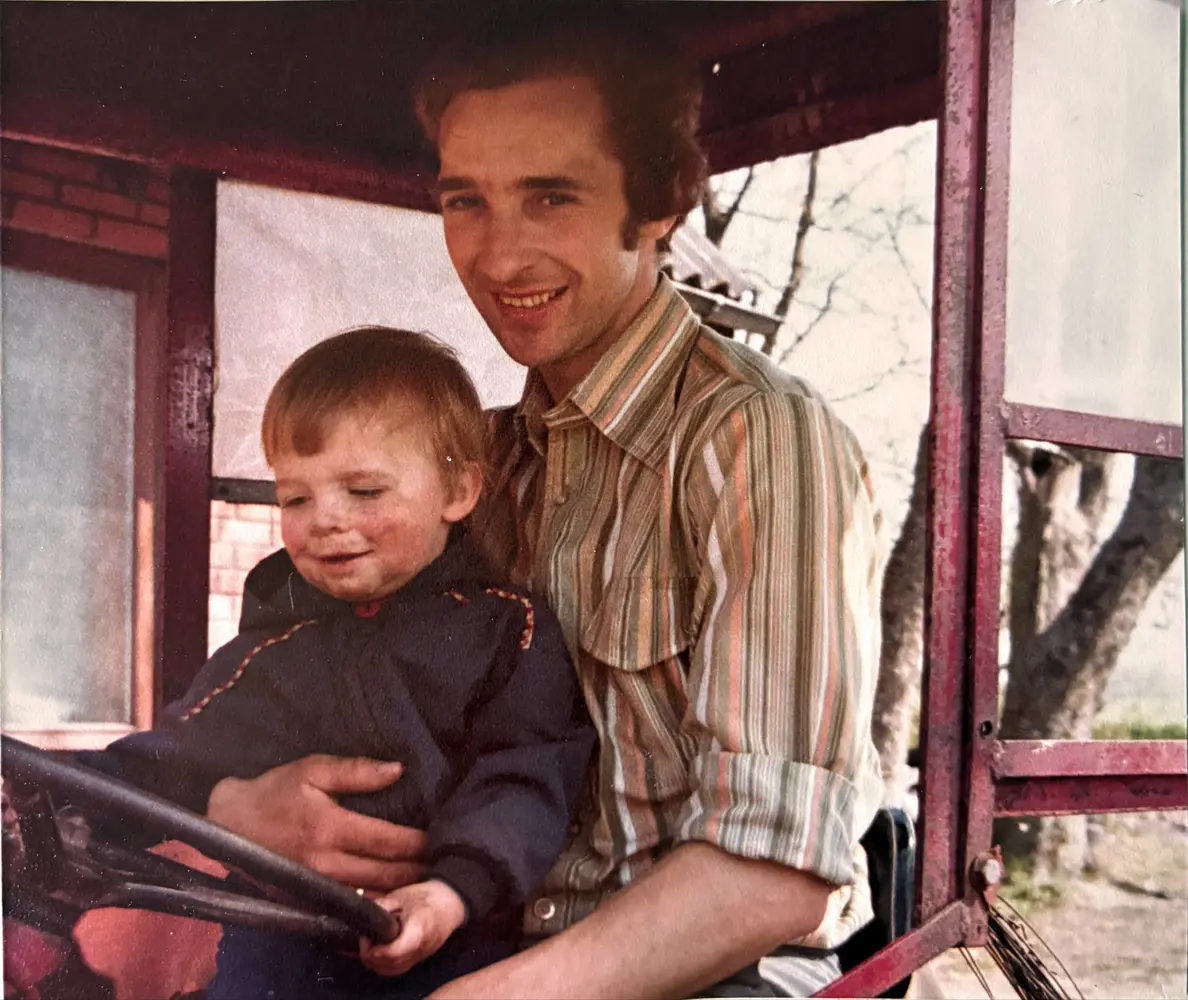 Allan Otte sidder sammen med sin far i 1982, 4 år gammel. Privatfoto