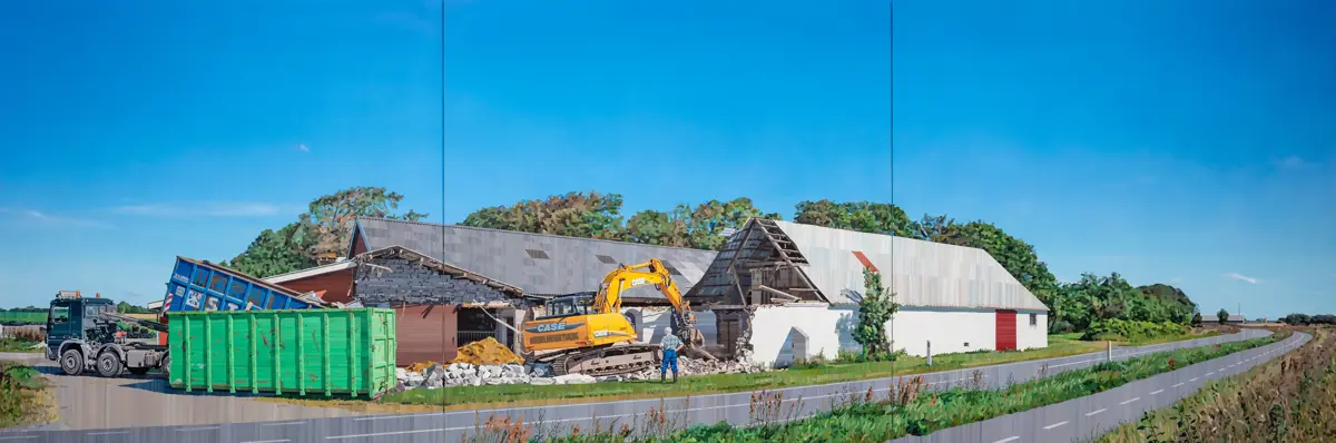 NEDBRYDNING, 2019. - Min far betragter nedrivningen af en udtjent lade og stald. Foto: Allan Otte