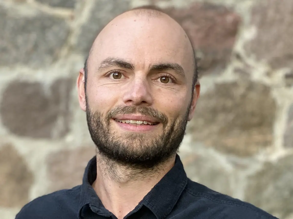 - Vi har set alt for mange maskinstationer og halmproducenter køre rundt med beholdningen i hovedet, på en tavle eller i et regneark, som aldrig helt passer, siger Anders Knudsen, medstifter af FarmBackup. Foto: FarmBackup