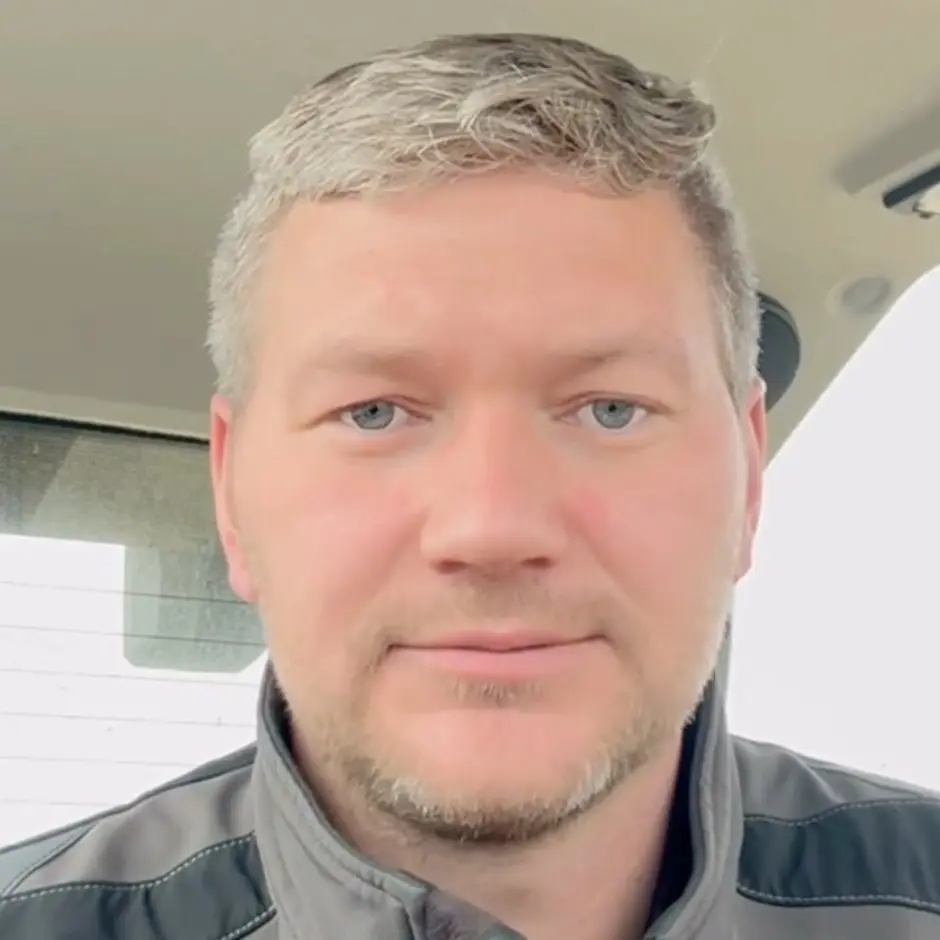  Martin Thomsen, ejer af MTH Service, bruger løsningen med syv mand på
presserne. Foto: MTH Service
