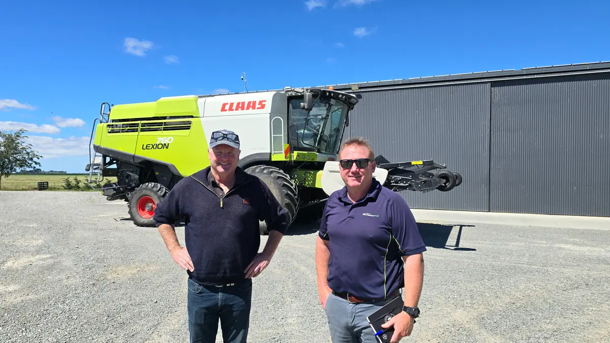 Andrew Innes har besøg af sin frøavlskonsulent fra danske DLFs afdeling i New Zealand – firmaet PGG Wrightson – for at drøfte den forestående frøhøst.