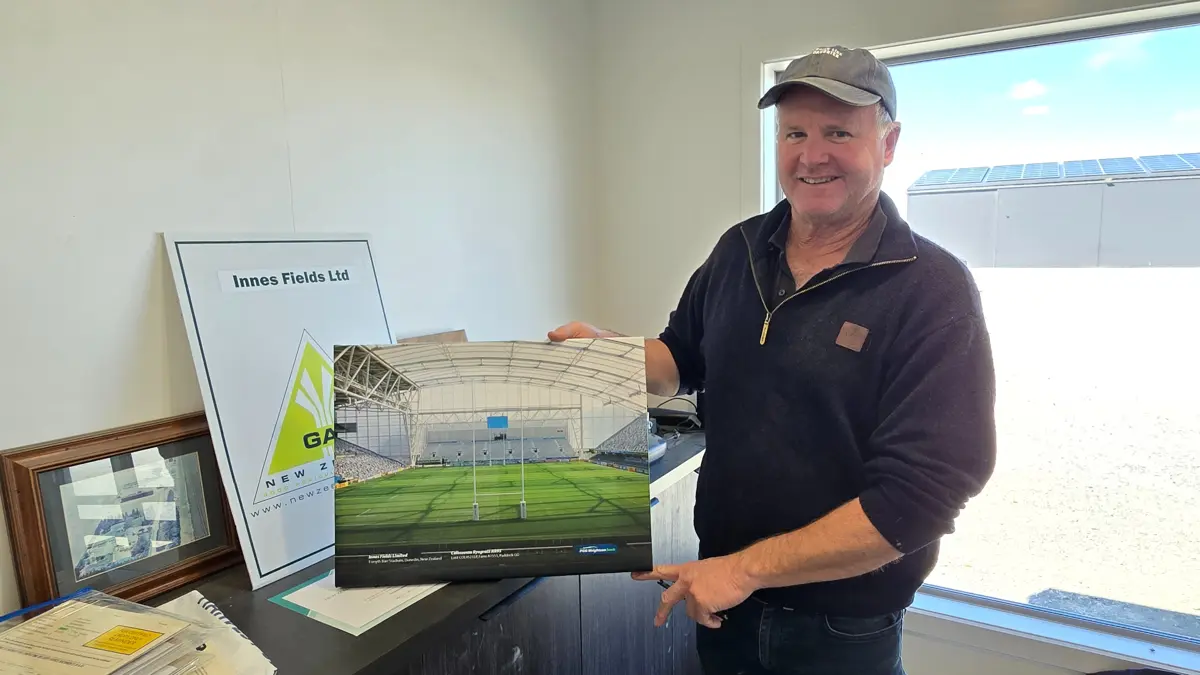 Andrew Innes viser et kæmpe stadion, som han gennem sit frøfirma, PGG Wrightson, har leveret græsfrø til.