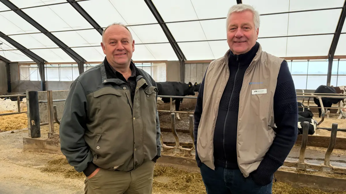Mælkeproducent Hans Skovgaard (tv) og salschef Birger Borngräber (th) fortalte i fællesskab den tyske delegation af landmænd og branchefolk om fordelene ved Norcovers tagkonstruktion.