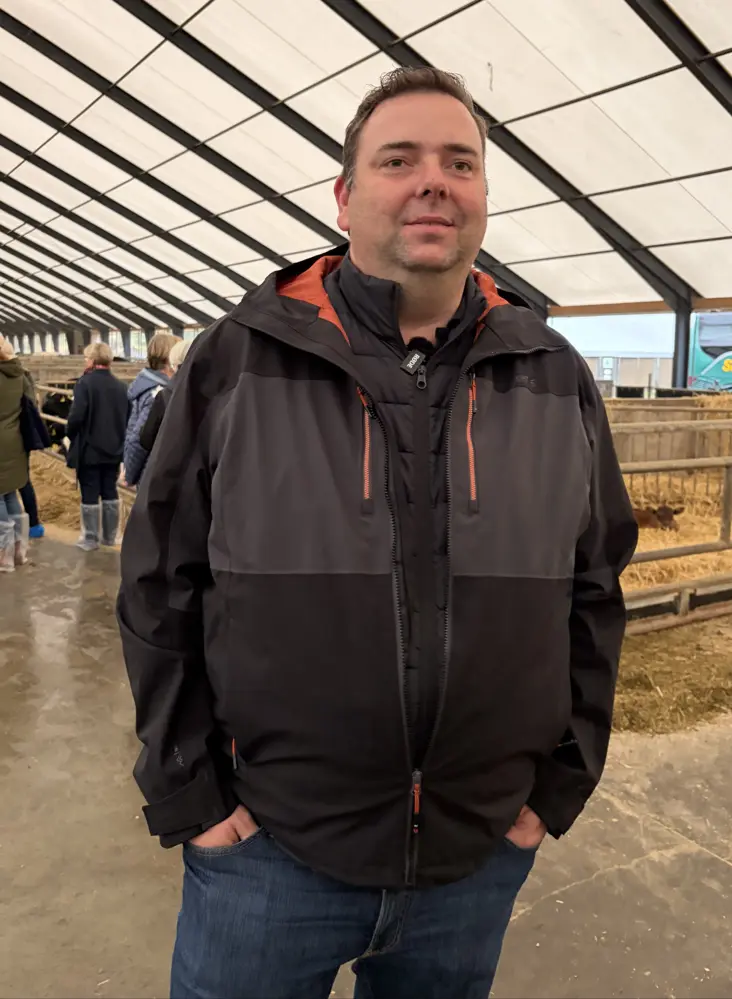 Den tyske mælkeproducent Florian Schulze fra Brandenburg syd for Berlin frygter, at konsekvensen af stadig flere krav til landbruget bliver, at produktioner flytter ud af Europa.