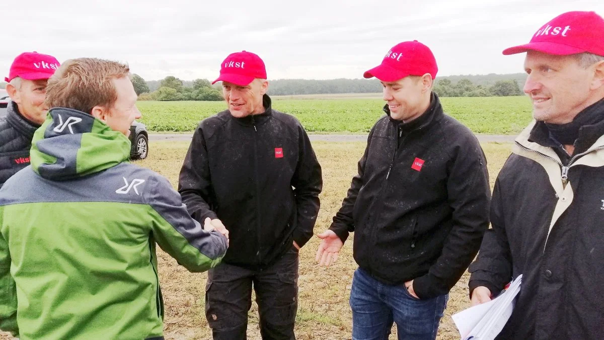 Maskinkonsulenterne Christian Rabølle og Søren Geert Jørgensen (nr. tre og fire fra venstre) fra VKST tog imod de mange nysgerrige planteavlere, der kom forbi for at høre nærmere om såudstyr. Fotos: Alexander Dornwirth.