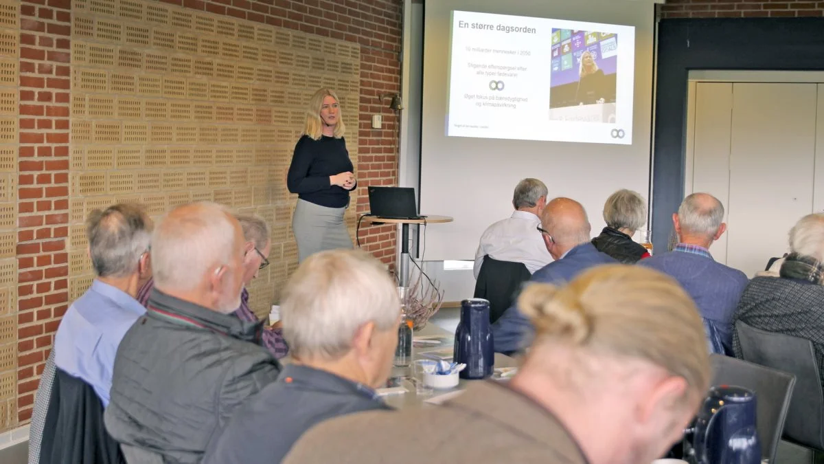 Adm. direktør i Landbrug & Fødevarer, Anne Arhnung, foran de mellem 60 og 70 fremmødte hos Østdansk Landboforening i Rønnede. Foto: Jesper Hallgren