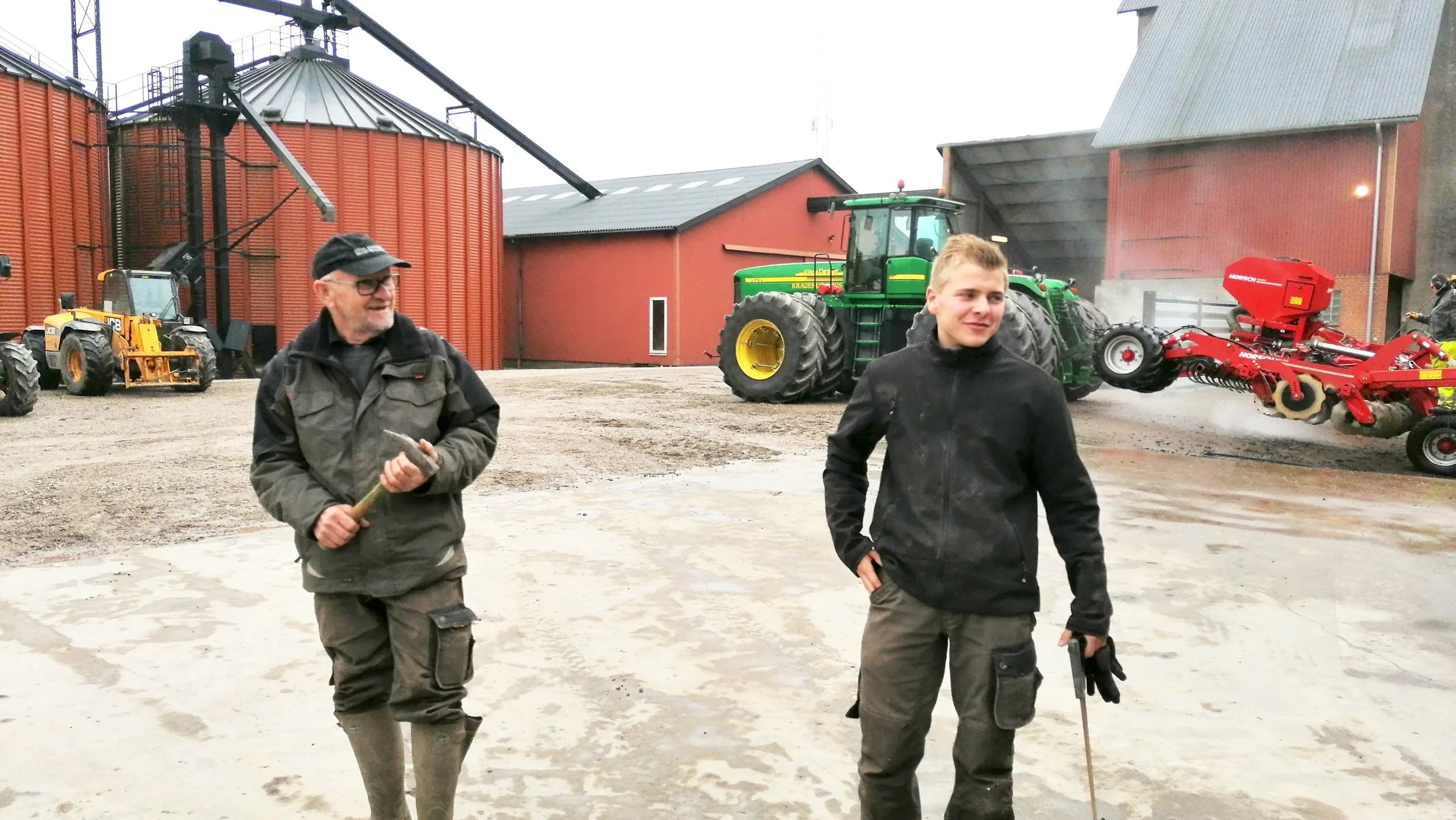 Traktorfører Henning Hansen til venstre og landbrugselev Andreas Hansen til højre er i hver sin ende af aldersskalaen. Foto: Majbritt Christensen