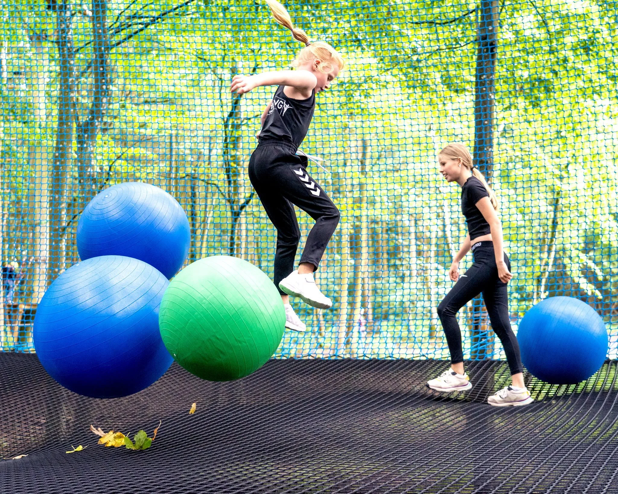 En nyhed i aktivitetsparken: En kæmpe trampolinpark i trætop-højde, hvor helt ned til toårige kan være med. Foto: Kragerup Gods