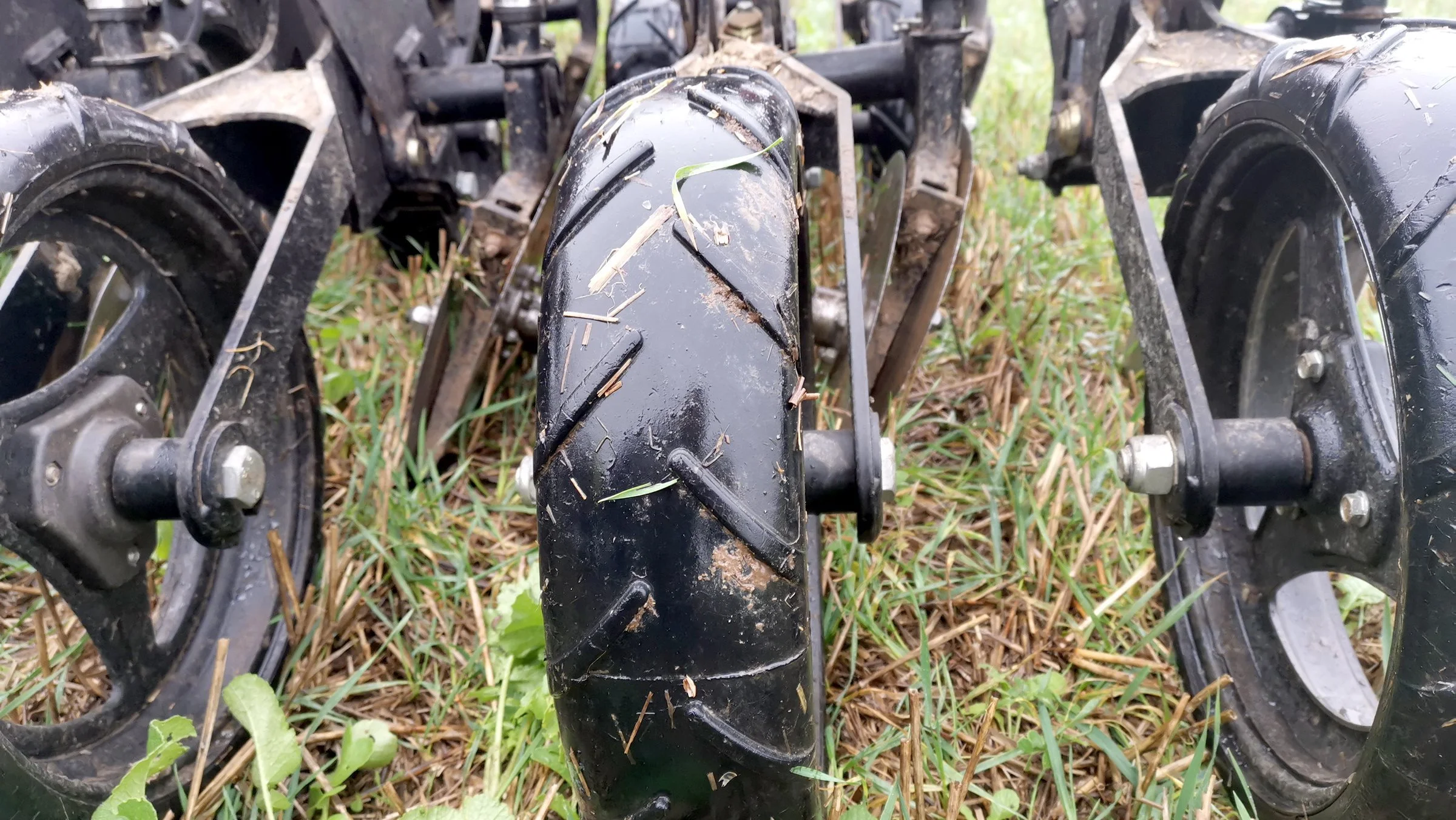 De to no-till såmaskiner, der demonstreres på dagen, Weaving GD drill og Sly Boss, har det til fælles, at de har skråtstillede, dobbelte diske. Det gør, at udsæden placeres i en lille rille, hvor jorden derefter falder tilbage på plads og lukker sårillen. Bagefter kan man knapt se, at de har kørt der. Her en detalje fra Weaving-såmaskinen. Fotos: Majbritt Christensen