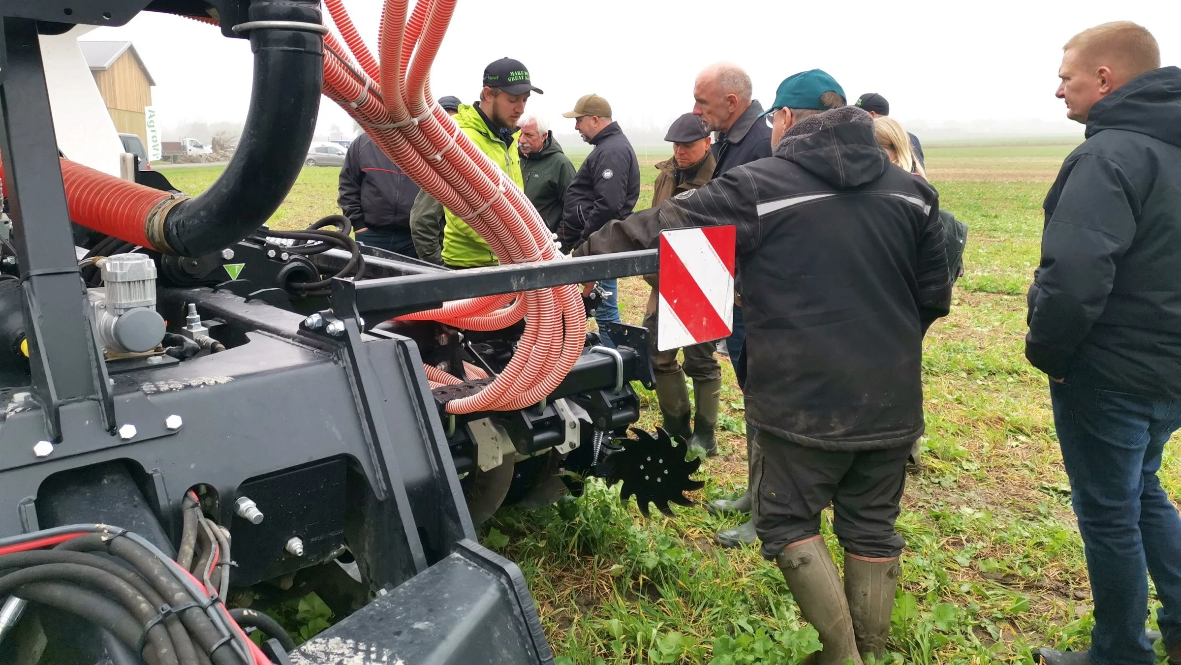 På marken med vårhvede er der mulighed for at se SLY Boss-såmaskinen i aktion. Planteavlskonsulent Kristian Thomsen forklarer, hvordan det netop er i hjulsporene, man nok senere vil se en lidt kraftigere vækst, fordi jorden her er pakket bedre. 