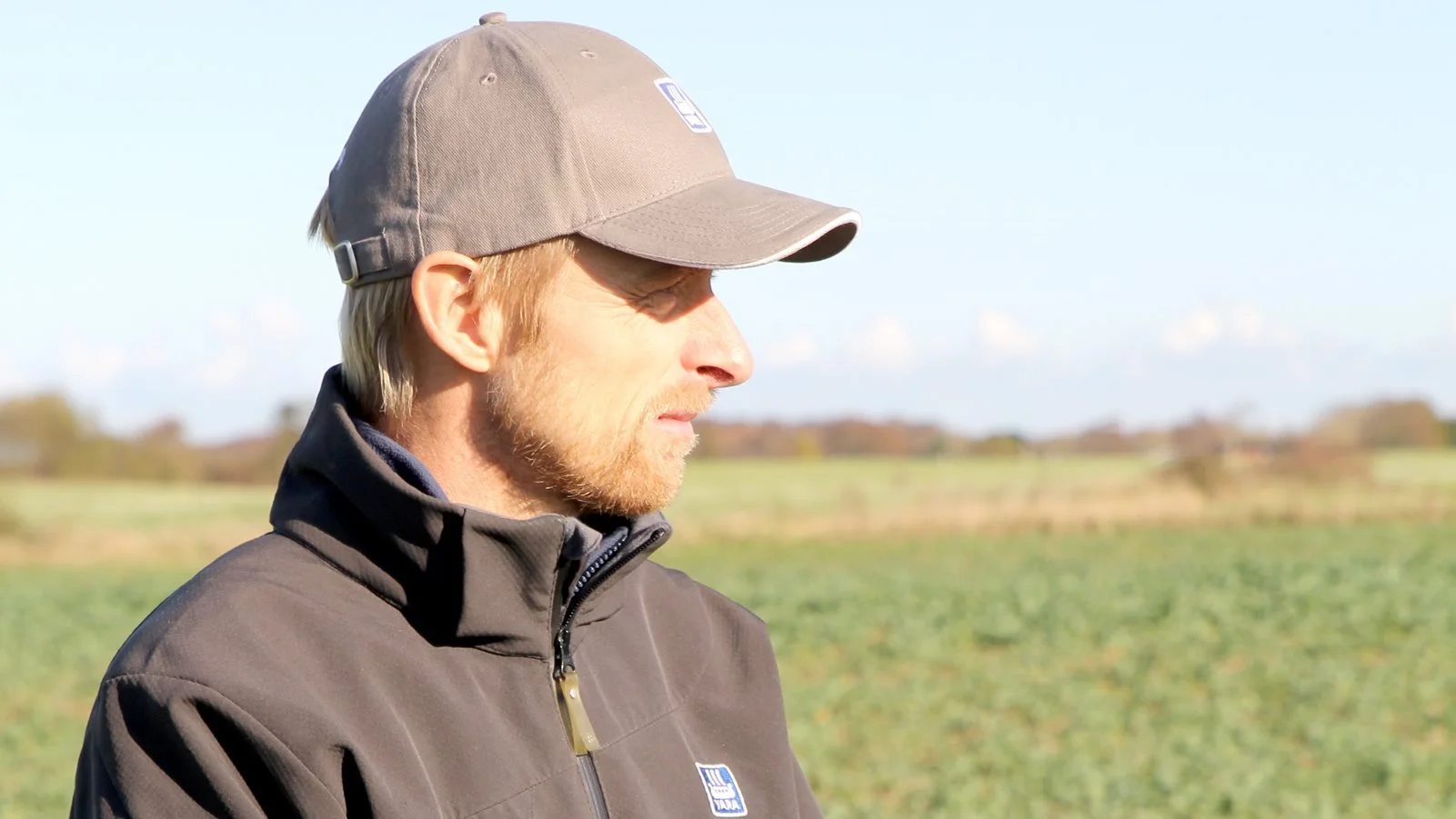 Chefagronom hos Yara, Jesper Ulnitz anbefaler, at man benytter appen YaraIrix som supplement til at vurdere udviklingen af rapsen i efteråret. Foto: Henriette Lemvig