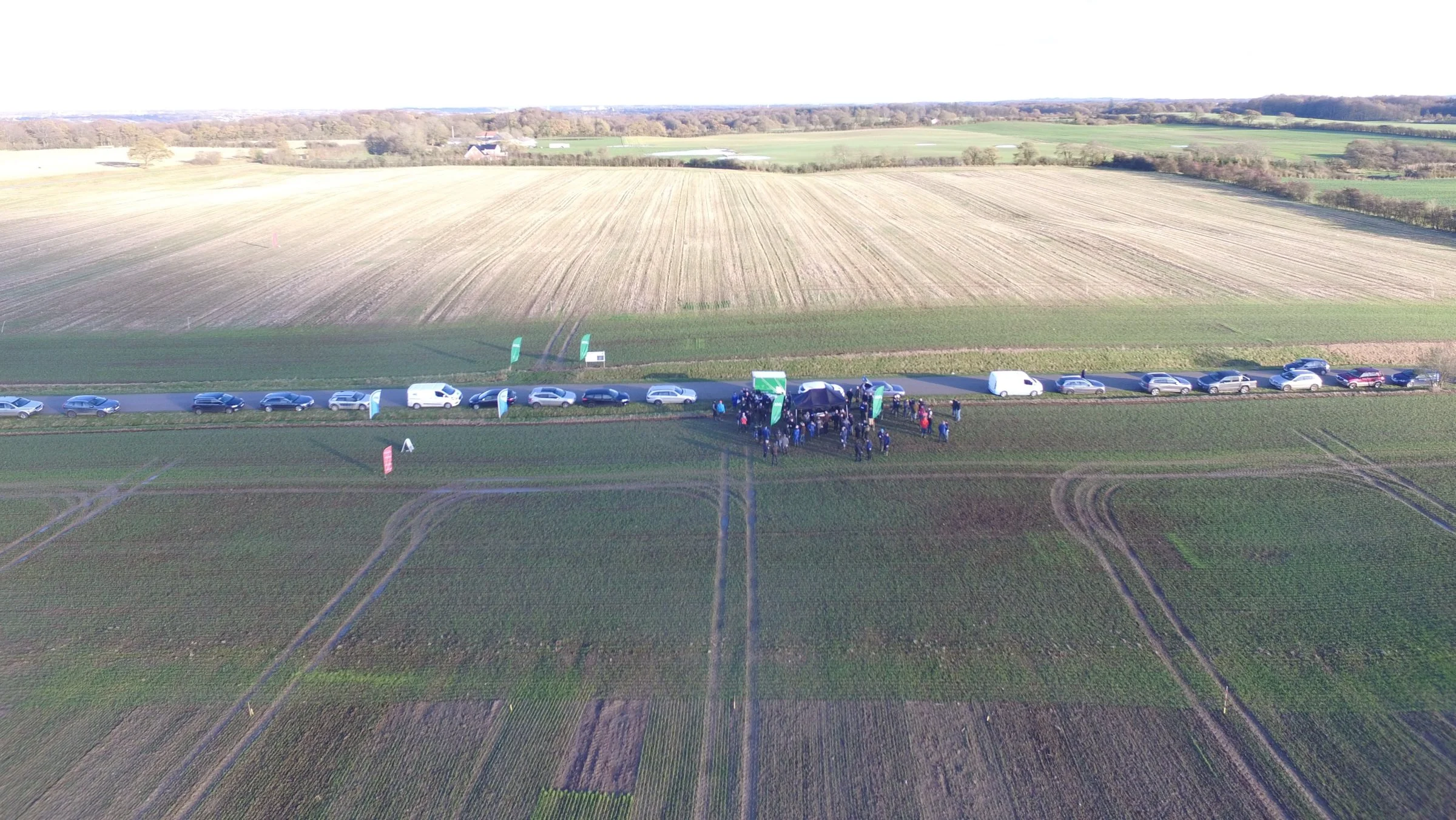 Dronefoto af den 20 hektar store demonstrationsmark i Gelballe ved Kolding, hvor Kolding Herreds Landbrugsforening i samarbejde med 13 maskinimportører tirsdag havde inviteret til opfølgning på Sådysten 2019.
Fotos af Anders Smedemand Musse, KHL