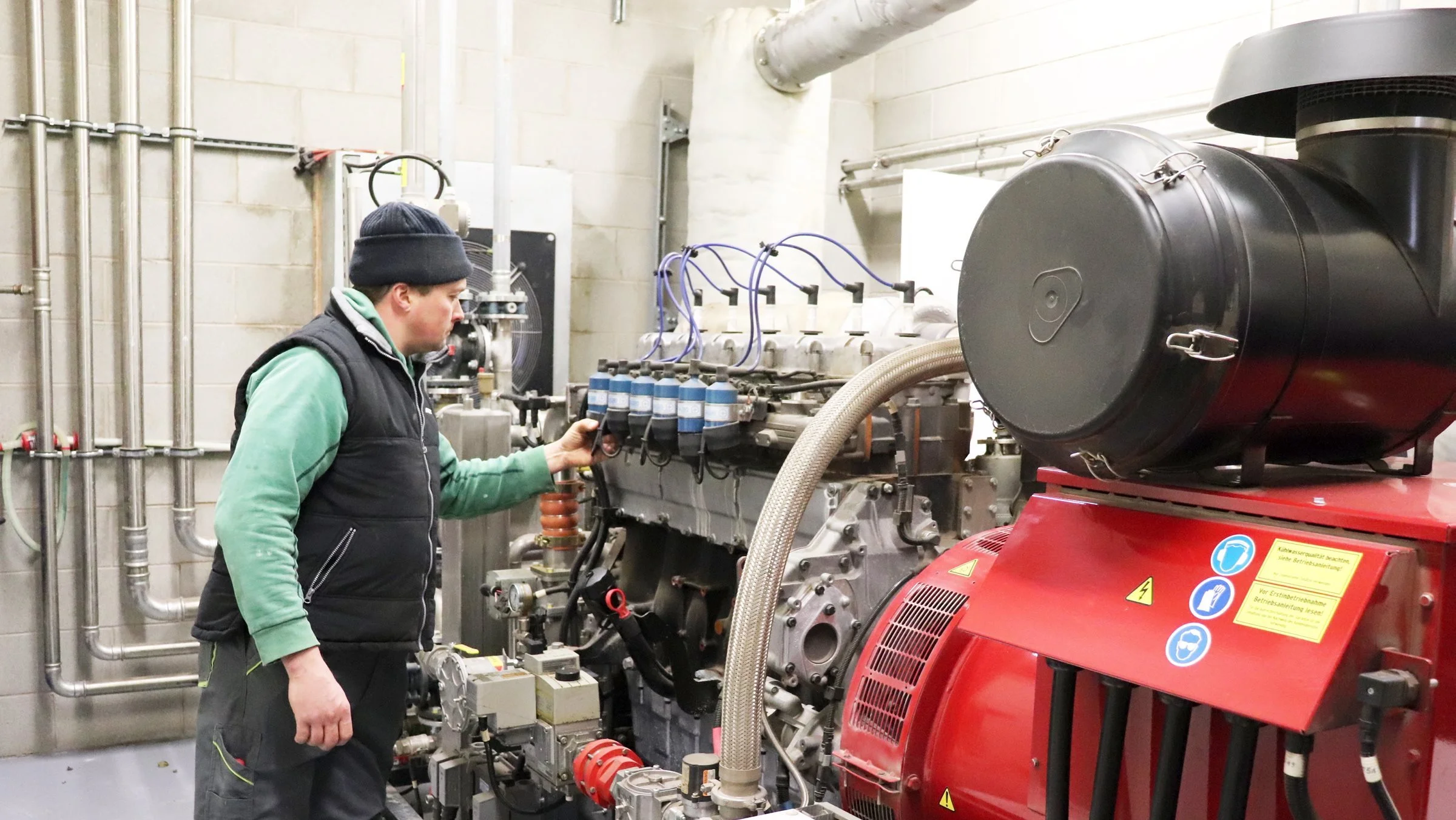 George Bingham er stadig ved at lære styringen af det nye 250 kilowatt biogasanlæg, som netop er bygget på farmen – her generatoren, der laver strøm.