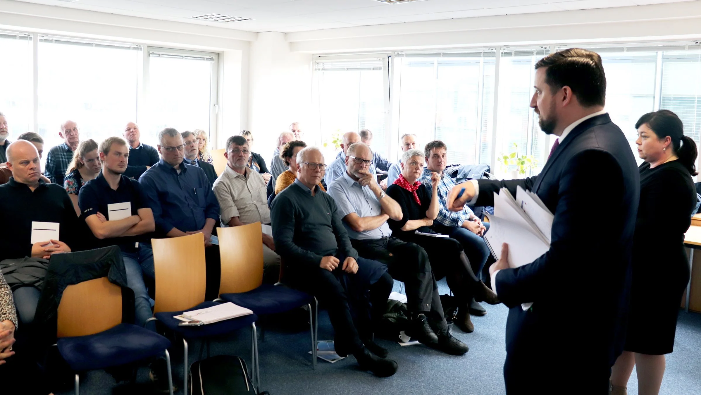 30 danske landmænd fra Danish Farmers Abroad er her til orientering på den danske ambassade i Dublin om de irske landmænd og deres situation i forbindelse med Brexit.