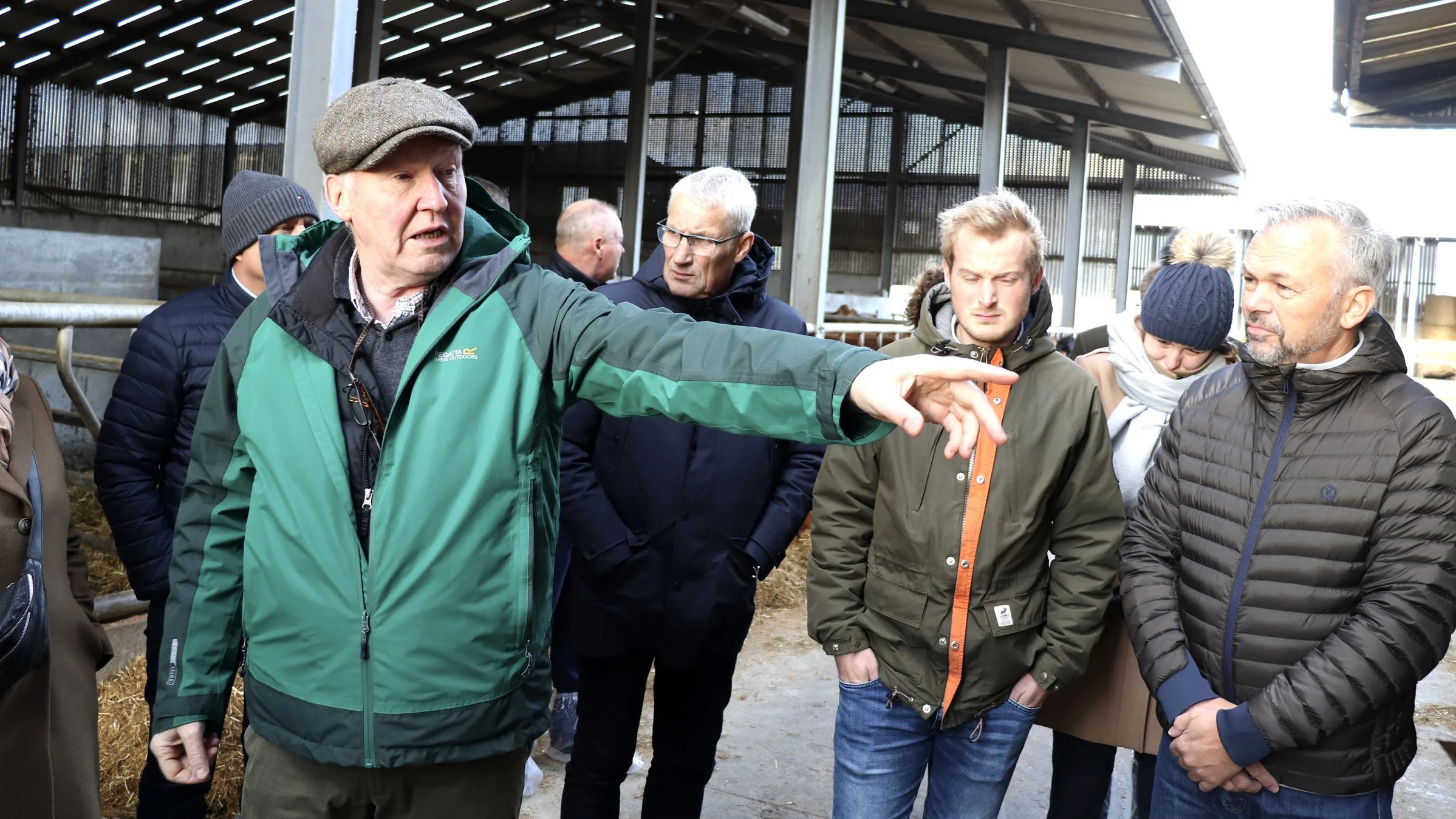 30 danske landmænd fra Danish Farmers Abroad blev for nylig vist rundt af farmens kvægkonsulent, Gerry Giggins, som kender de 140 krydsningskøer bedre end ejeren. Fotos: Jørgen P. Jensen