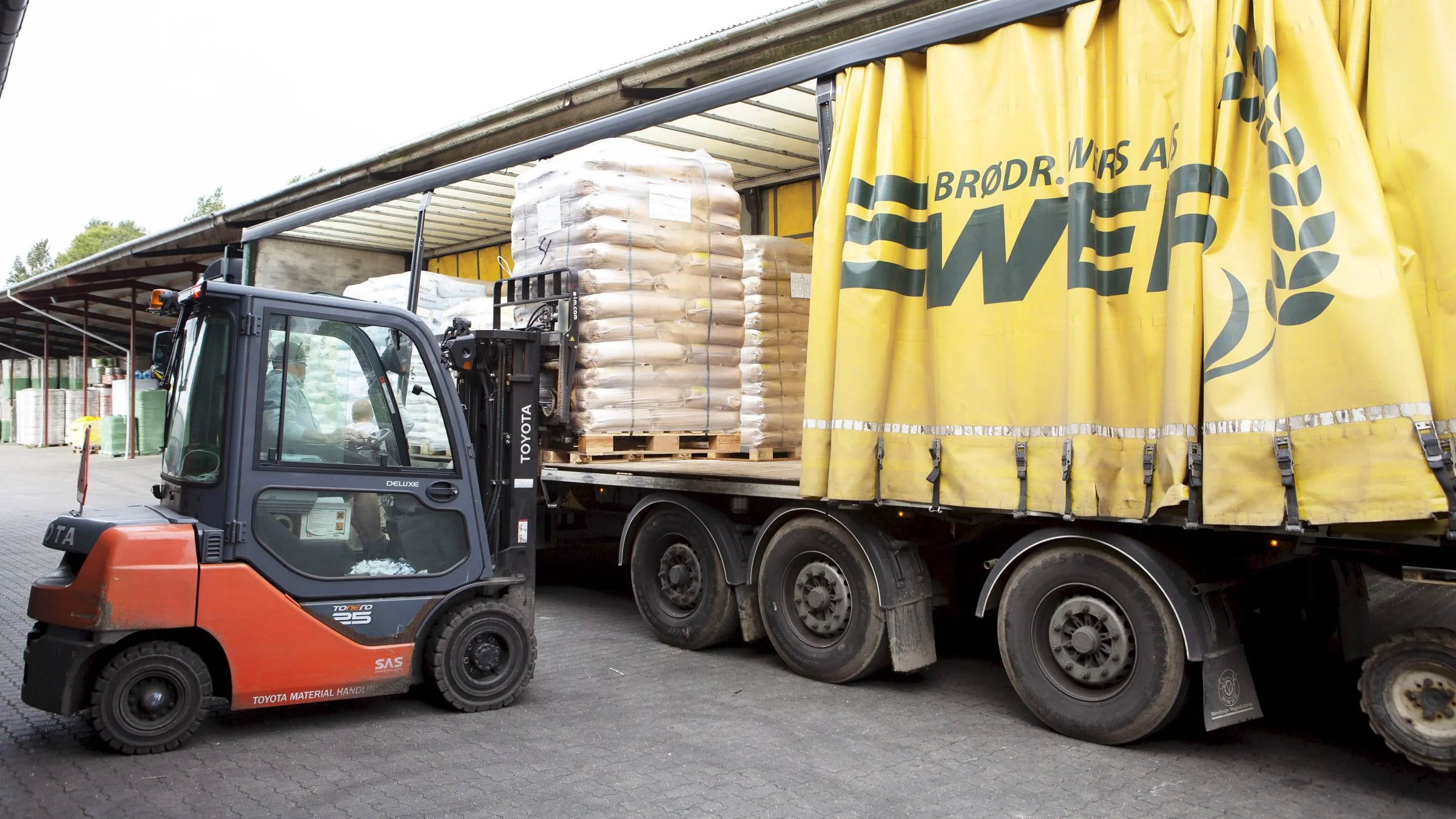 Brødr. Ewers har nu også en onlineshop med alt til stalden og værkstedet.