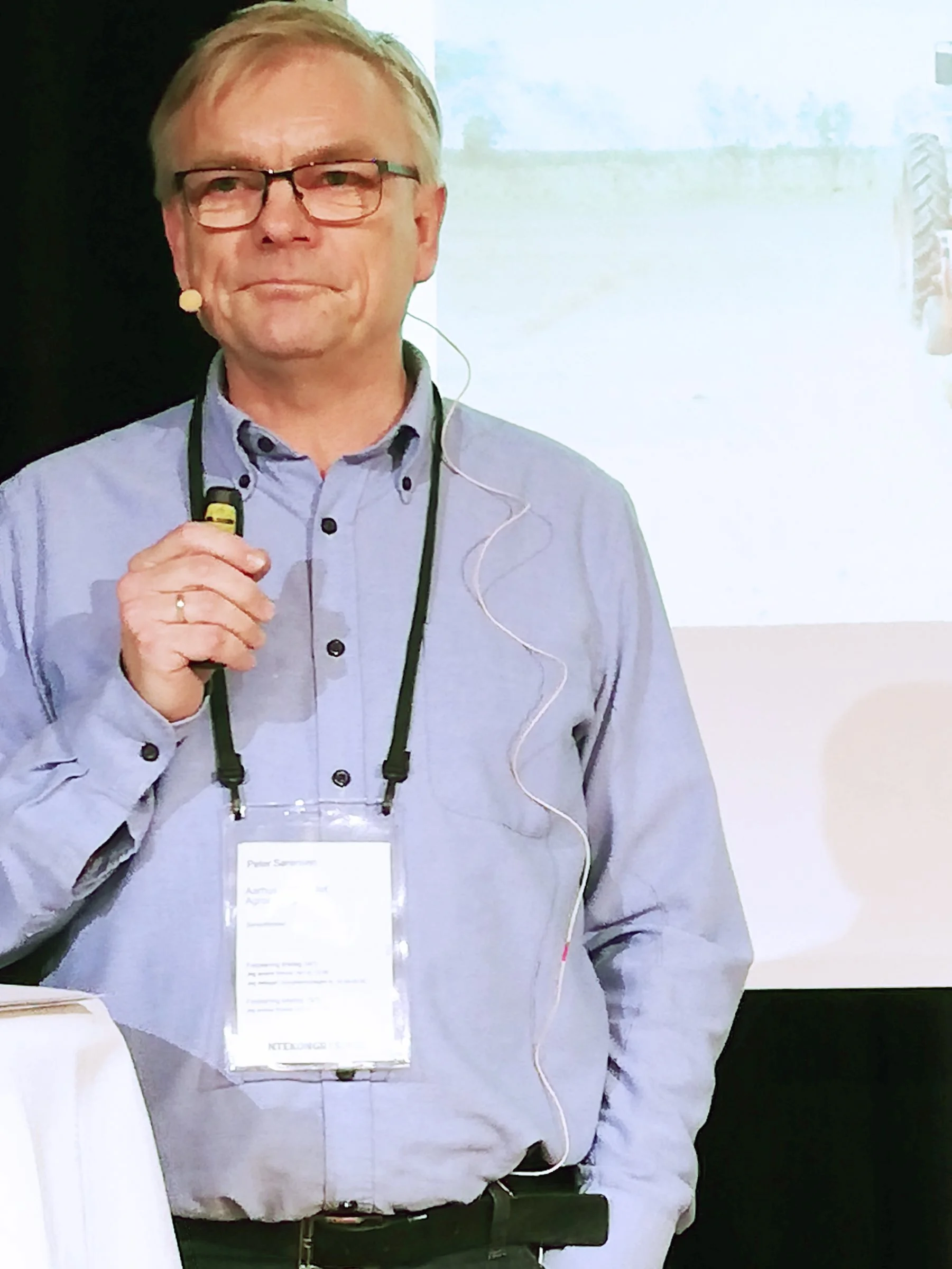 Ulrich Kern-Hansen ejer sammen med sin hustru Fie Gaugaard den nystartede virksomhed Organic Plant Protein. Som stifter af Hanegal A/S, der producerer økologiske fødevarer, har de set et marked for produktion af økologisk planteprotein. Foto: Henriette Lemvig