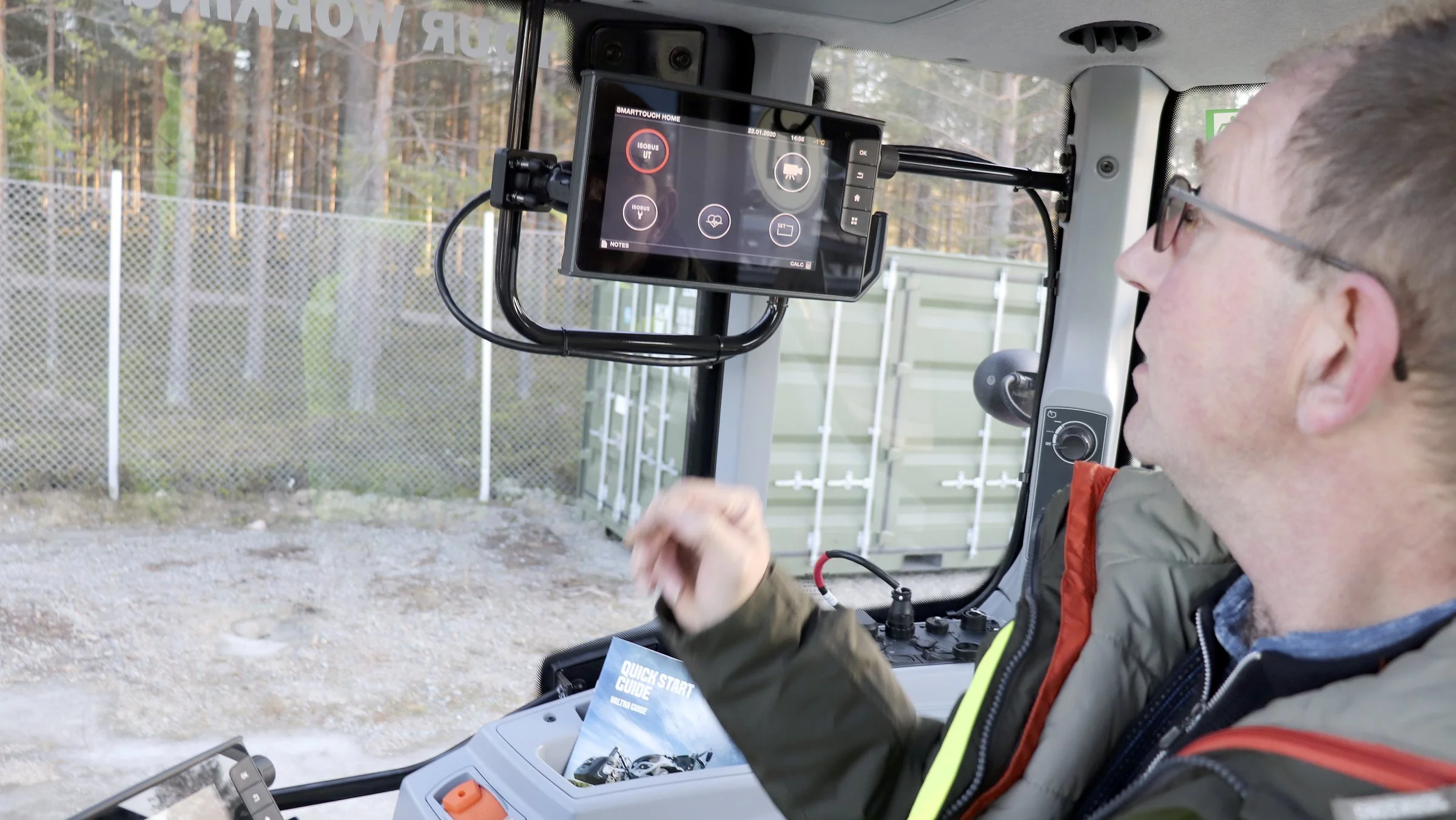 Ove Gejl Hansen fra Kolding er her i gang med testkørsel af én af de nye Valtra-modeller på fabrikkens område.