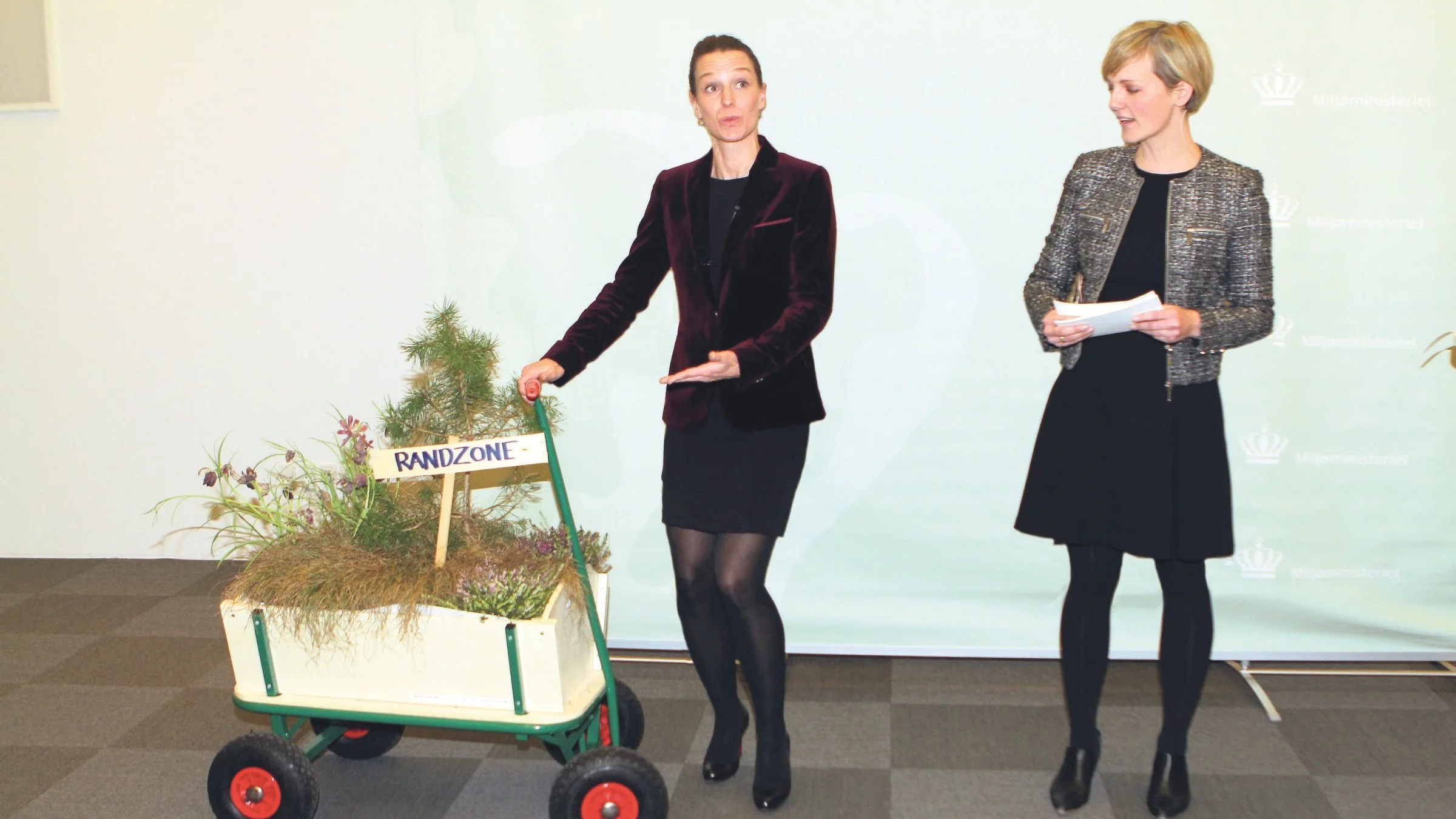 Den afgående radikale miljøminister Ida Auken (th) forærede sin afløser, socialdemokraten Kirsten Brøsbøl, en transportabel randzone, da ministeriet blev overdraget tilbage i 2014. Landbruget vandt siden med bistand fra læserbrevsskribenten randzonesagen ved retten i Holstebro. Randzoneloven måtte staten og politikerne efterfølgende skrotte.

