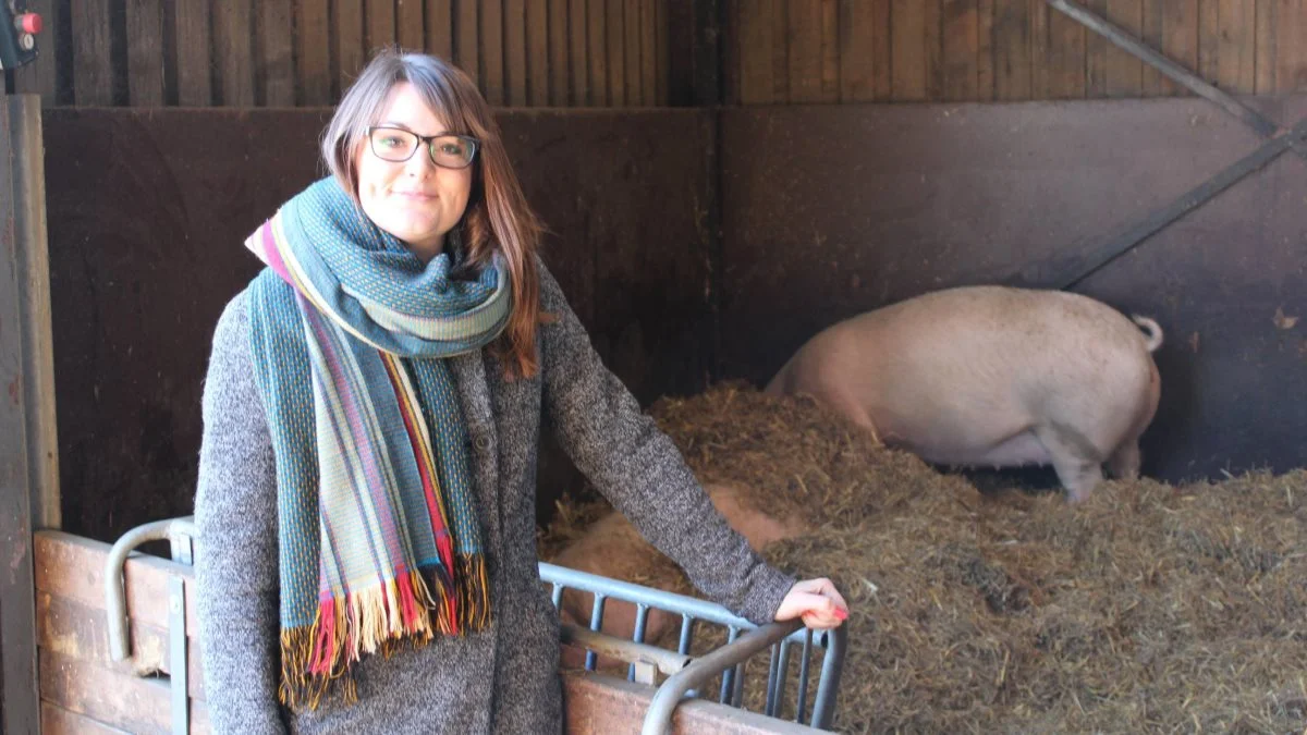 En del af klimalandmandsuddannelsen skal efter planen foregå på Kold College, hvor uddannelsesleder Birgitte Weidenhof her viser rundt i stalden. Foto: Henning K. Andersen.