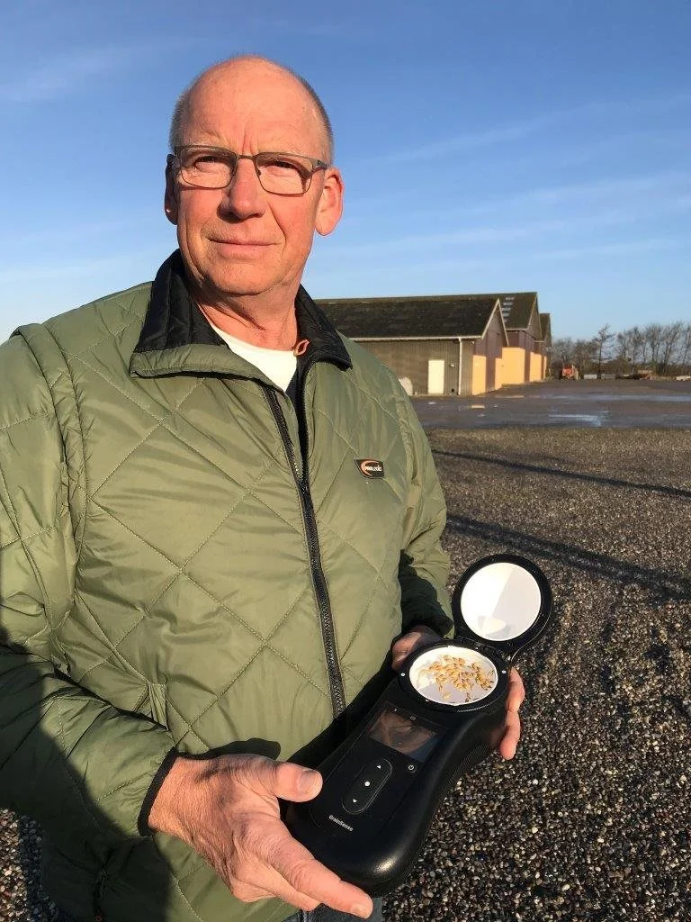 GrainSense-enheden betyder for Knud Knudsen, at han løbende kan foretage stikprøvekontroller af hvert eneste læs korn fra hver del af markerne og have protein- og vandværdier inden for få minutter. Foto: PR

