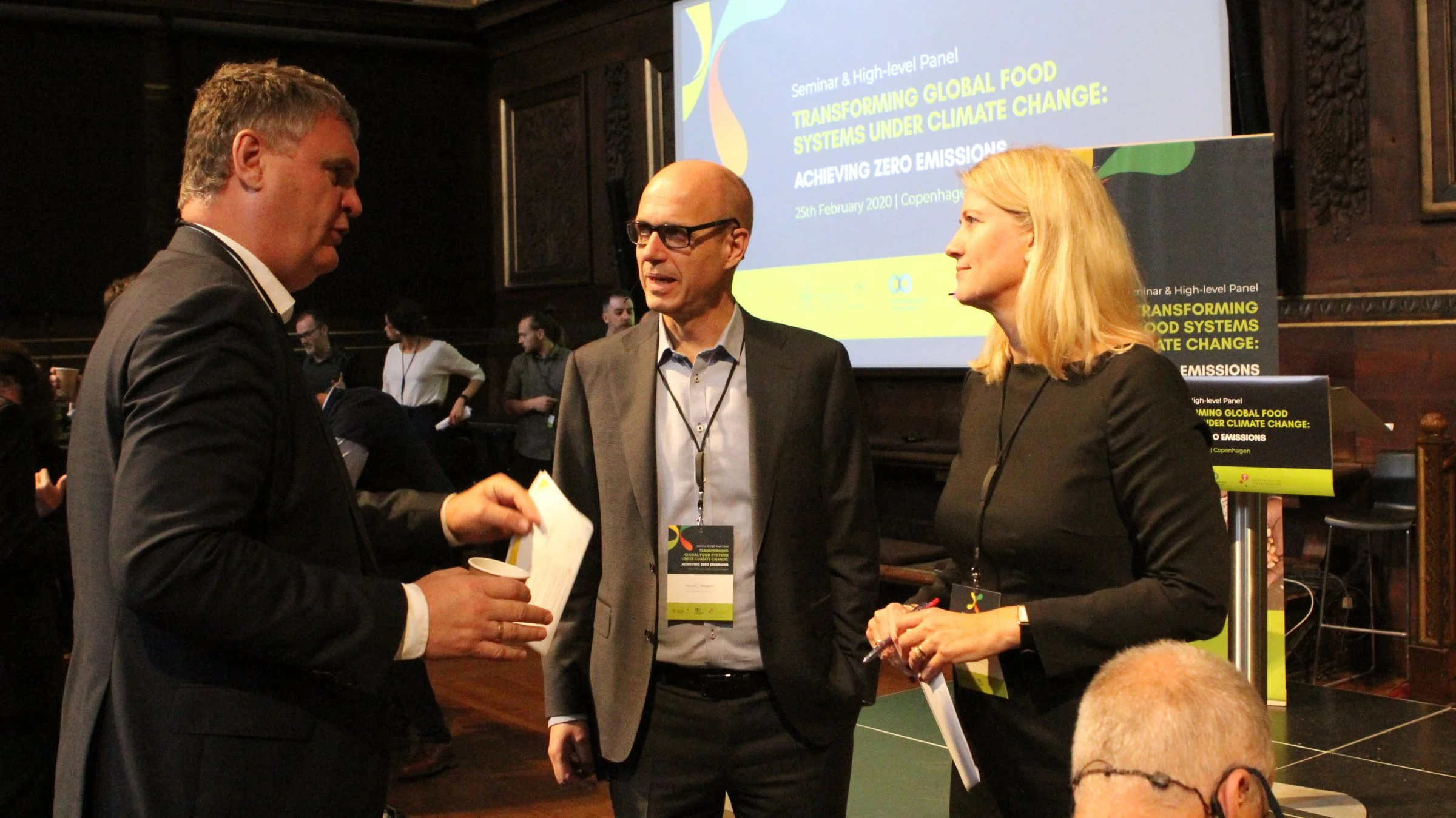 Danish Crown-direktør Jais Valeur (tv.) i snak med rektor på Københavns Universitet Henrik Wegener og L&F-direktør Anne Arhnung under tirsdagens internationale klimakonference med fokus på landbrug i København. Foto: Lasse Ege Pedersen