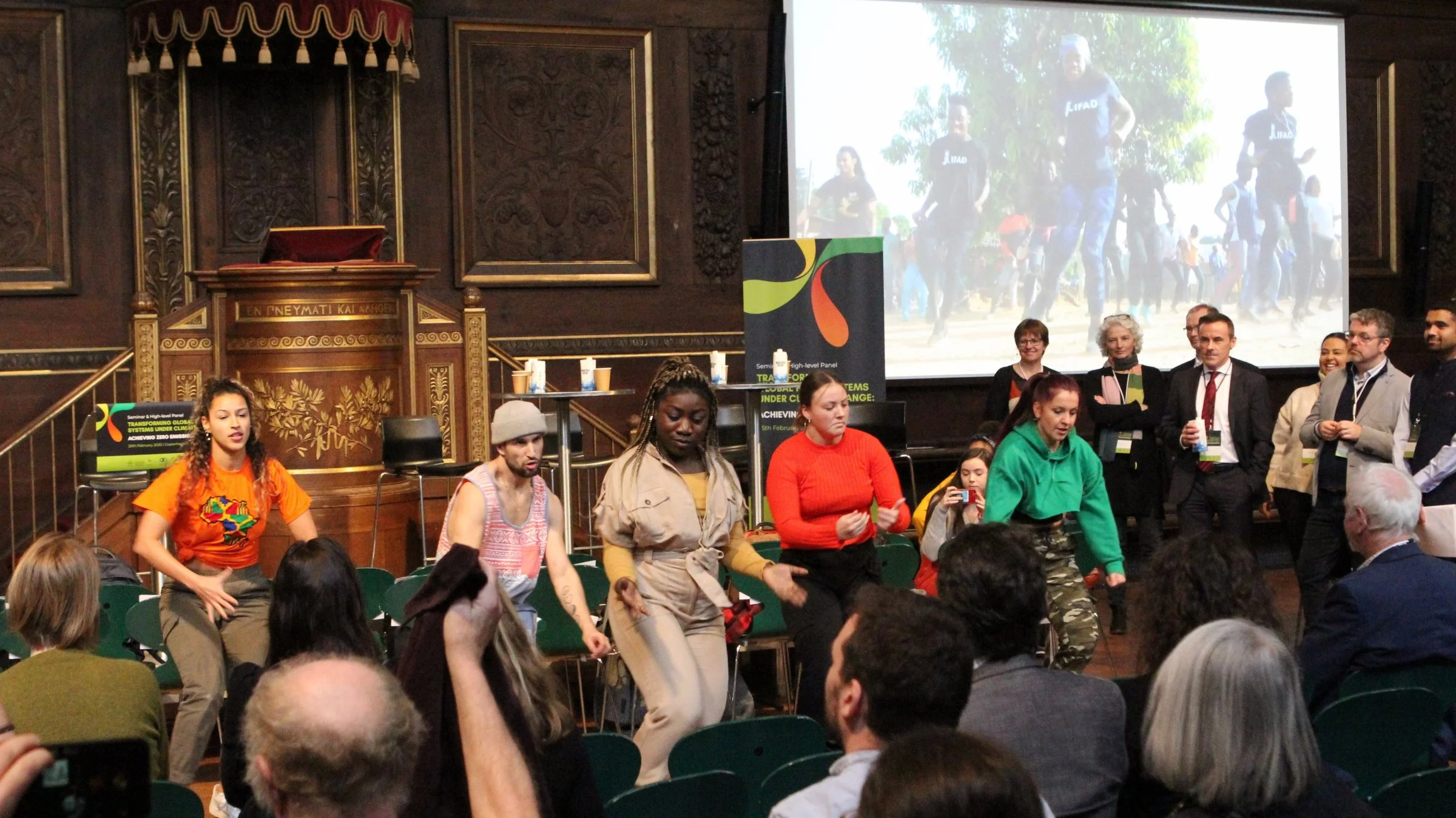 Der blev også danset, da der var klimakonference med fokus på landbruget i går på Københavns Universitet. Foto: Lasse Ege Pedersen