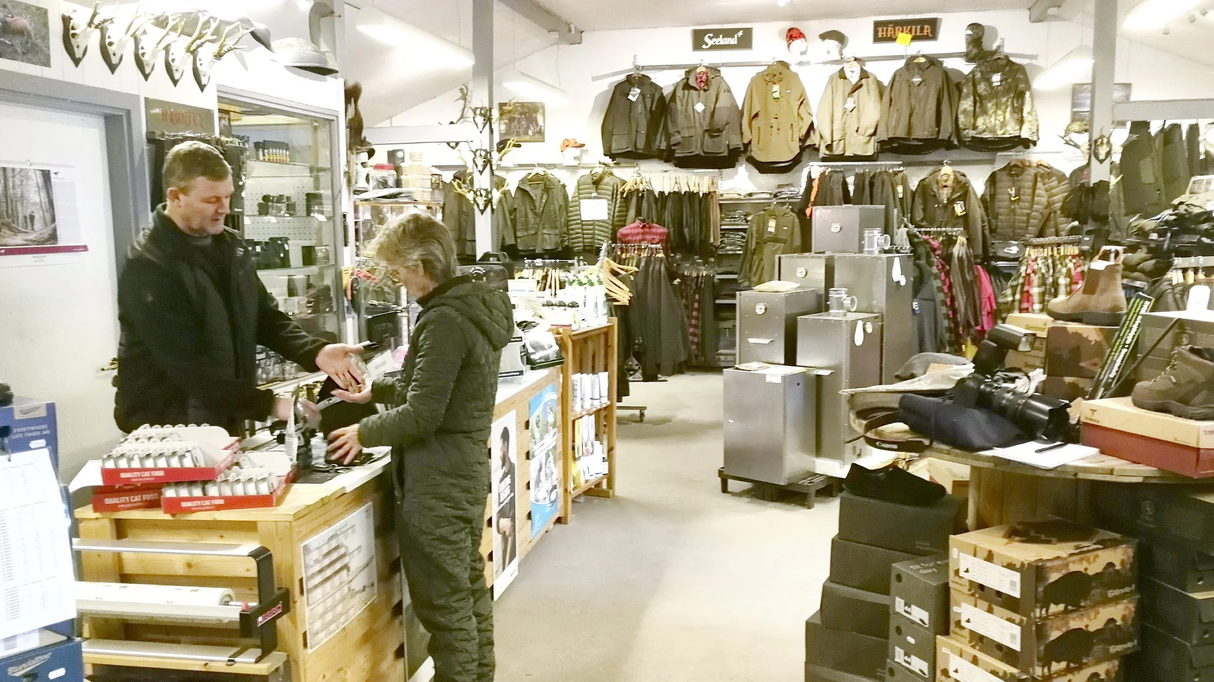 I Sibiriens Specialfoder Jagt & Fritid har Therkel Rasmussen et stort sortiment til jægere, lystfiskere og naturfolk. Senest er importen af de tyske Smoki røgeovne (midt i billedet) kommet til i butikken ved Kerteminde.