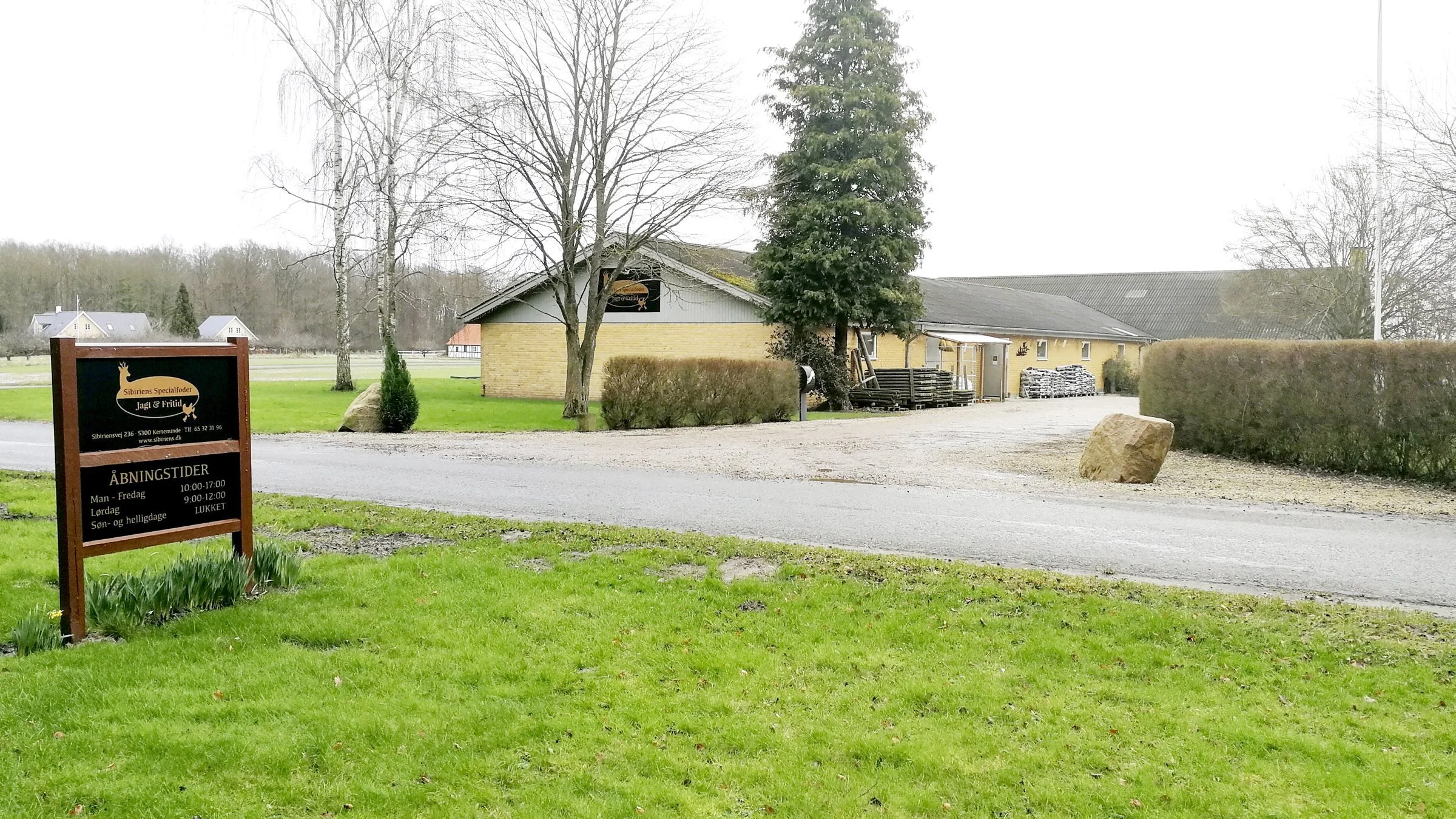 I det fredfyldte område ved Lundsgård-skovene tæt ved Kerteminde med det særegne stednavn ligger Sibiriens Specialfoder Jagt & Fritid med dagligt åbent fra 10 til 17 og lørdag fra 9-12. 